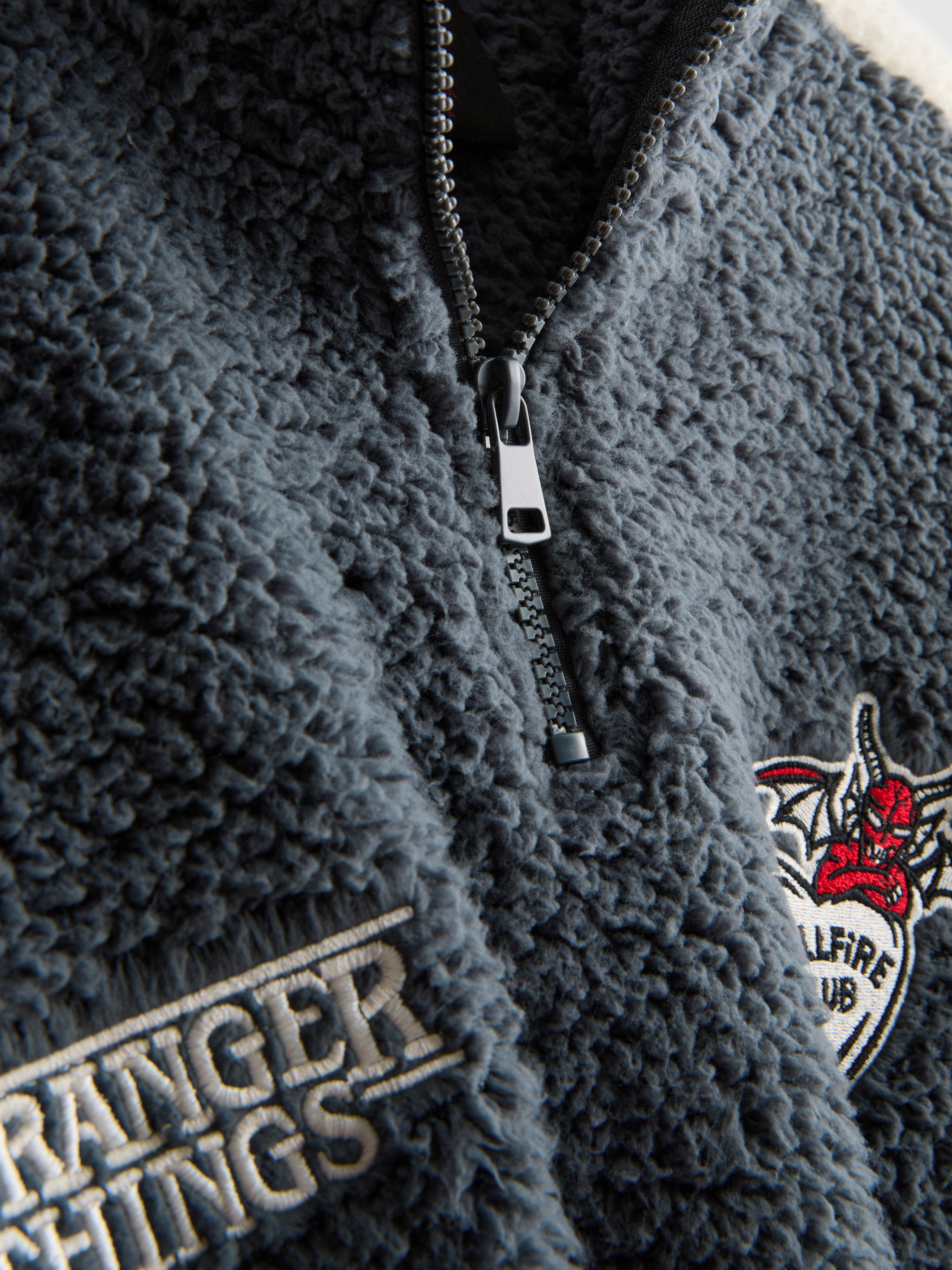 „Stranger Things“ Schlafanzugtop aus Fleece