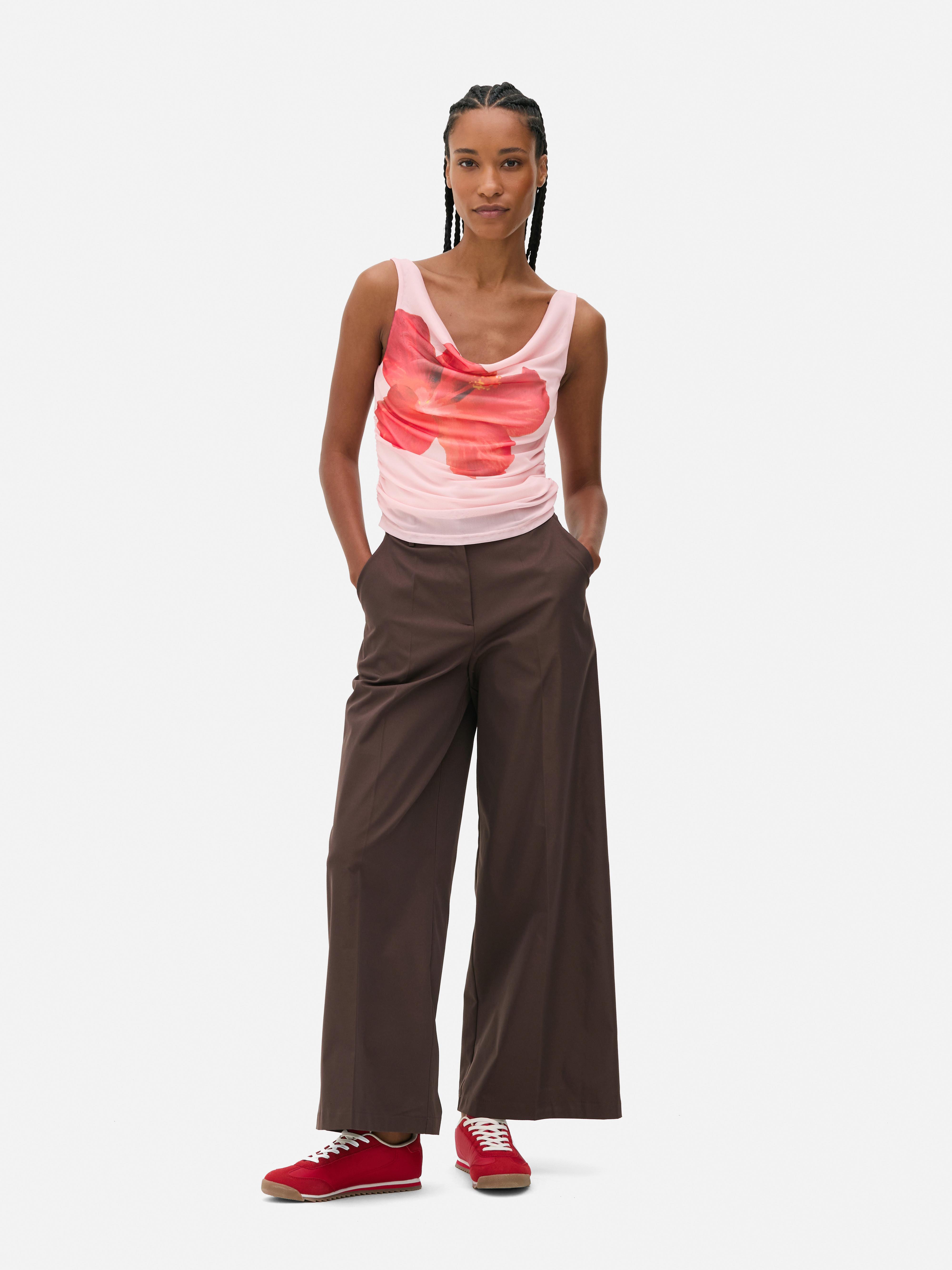 Top corto de malla con hibisco