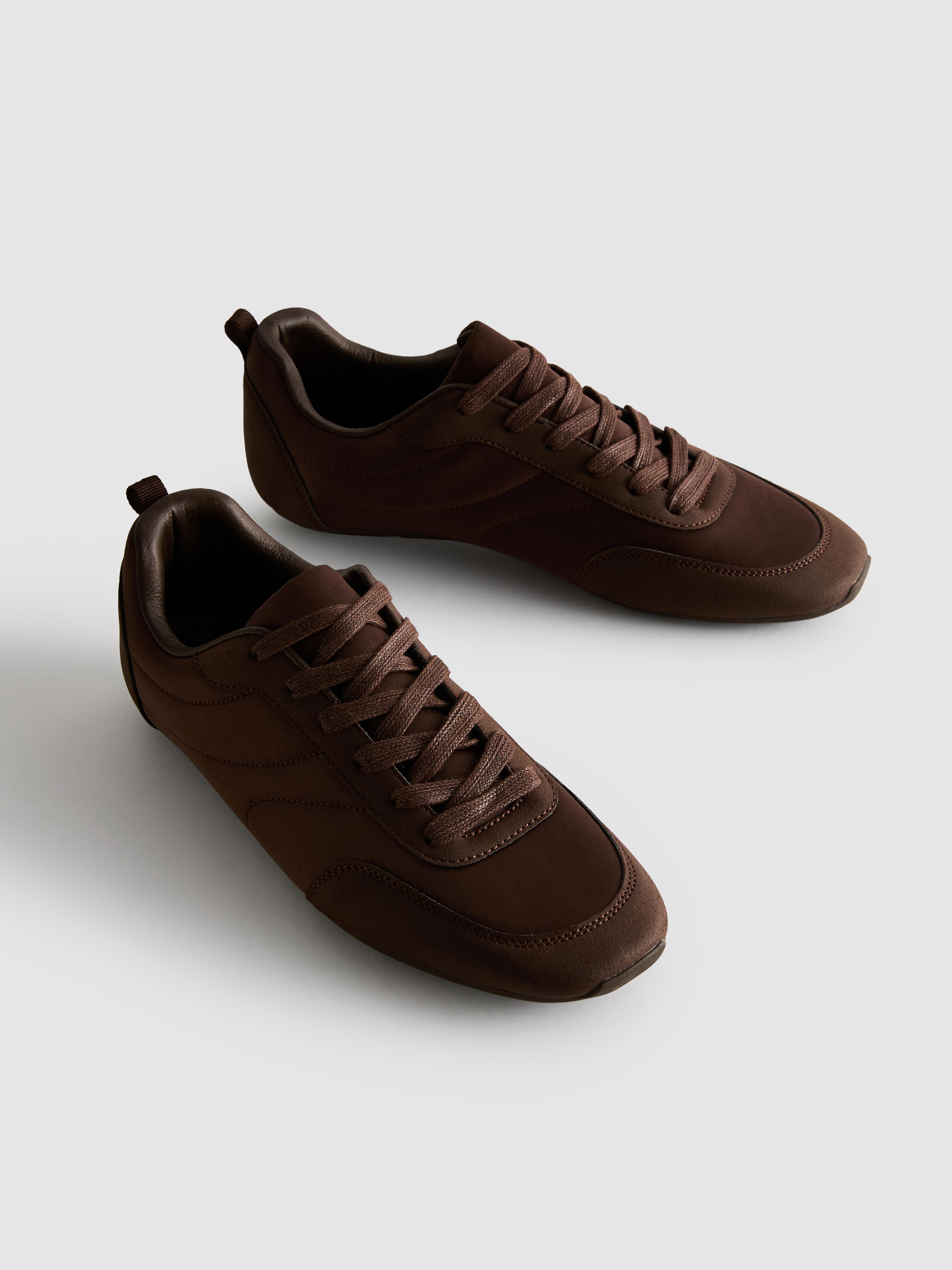 Baskets basses à empiècements en satin