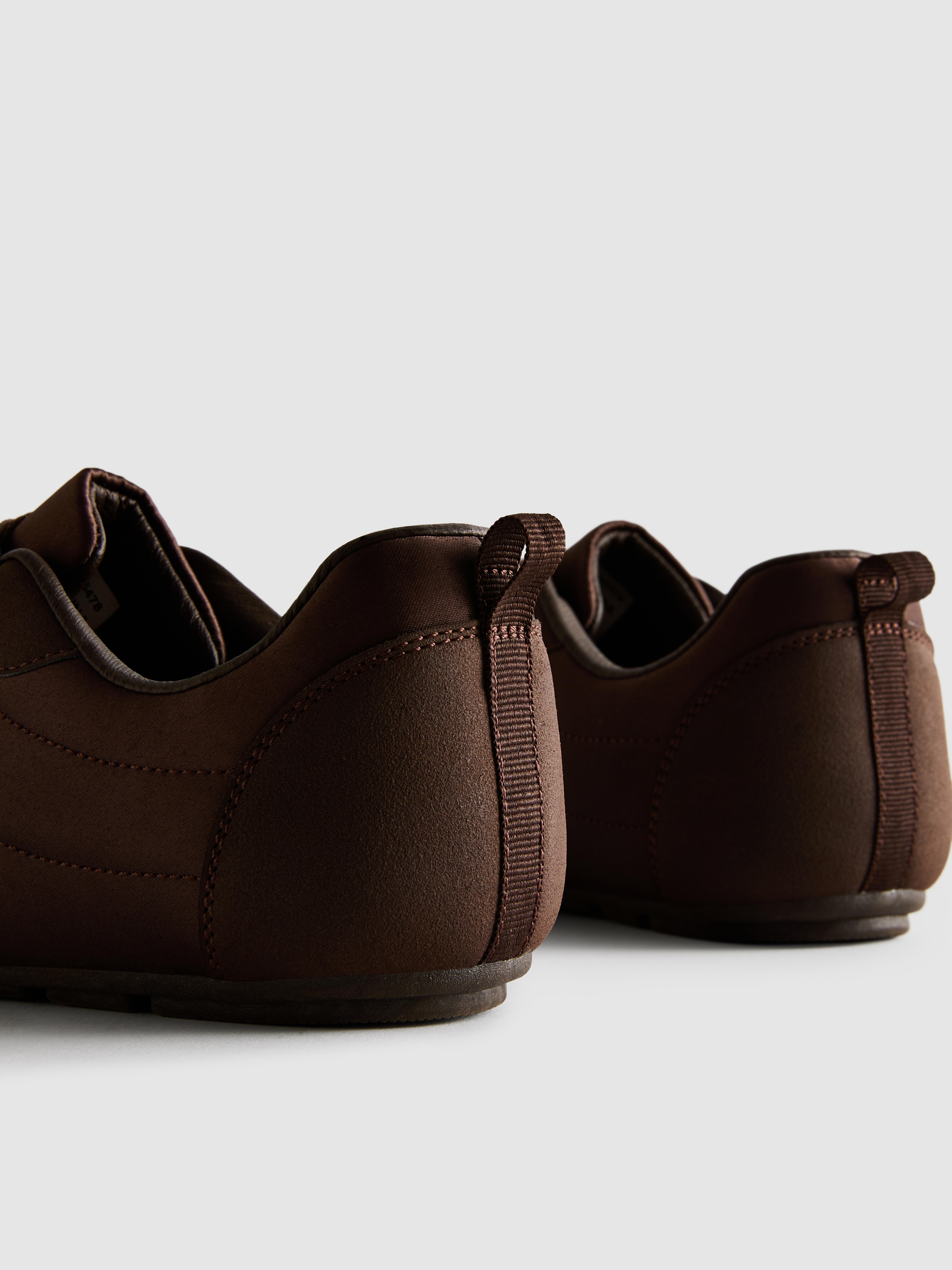 Baskets basses à empiècements en satin