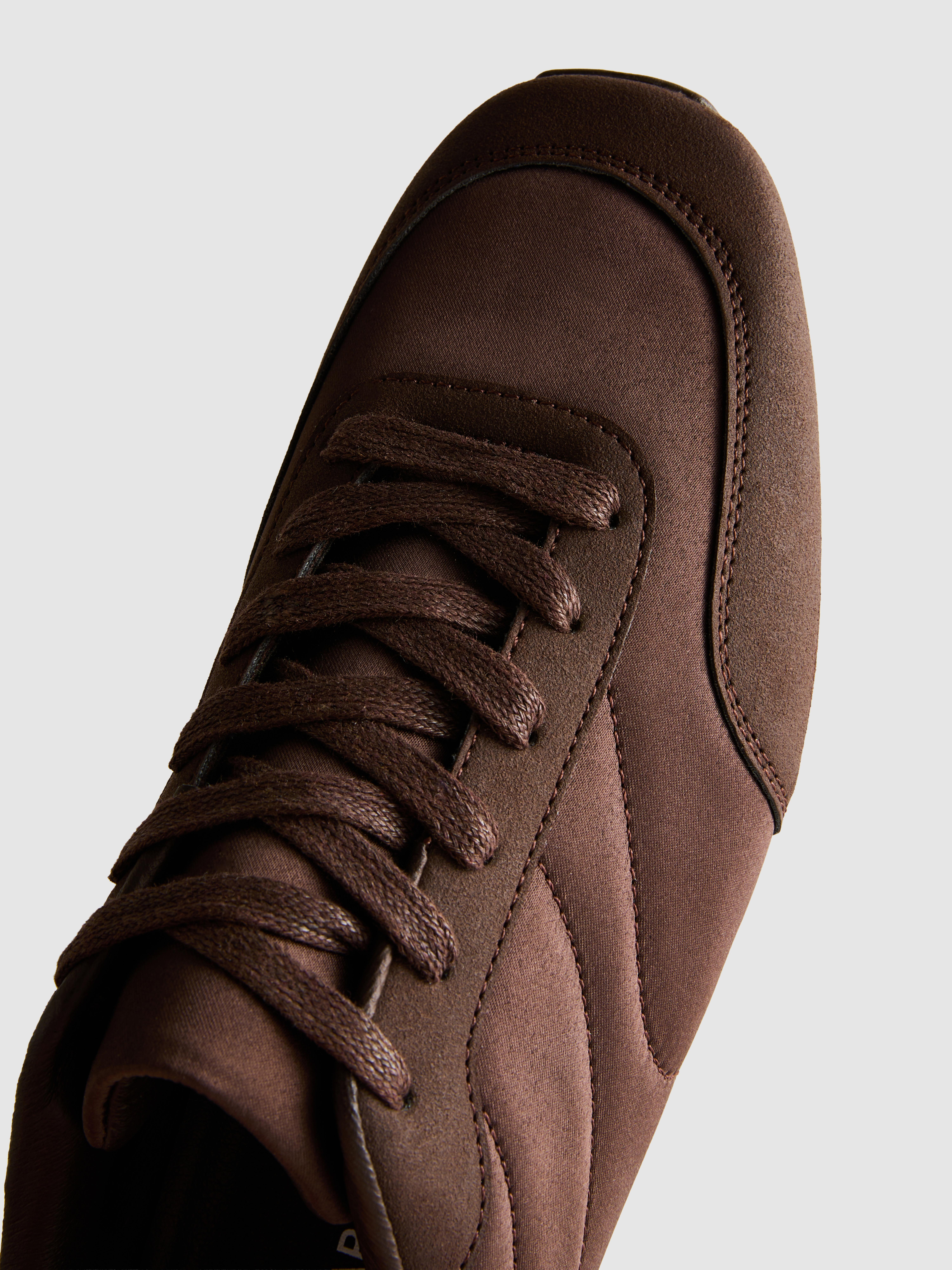 Baskets basses à empiècements en satin