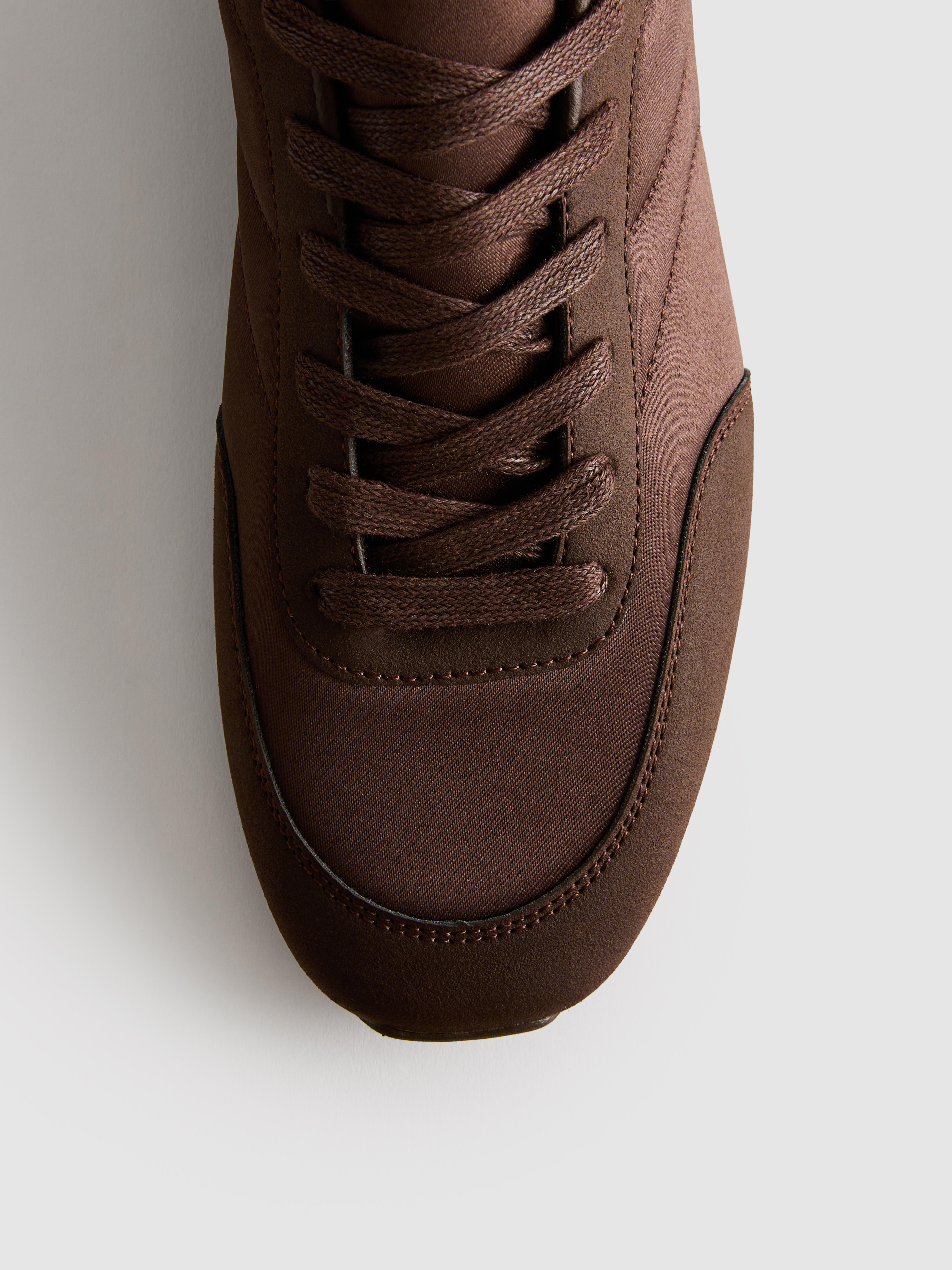 Baskets basses à empiècements en satin