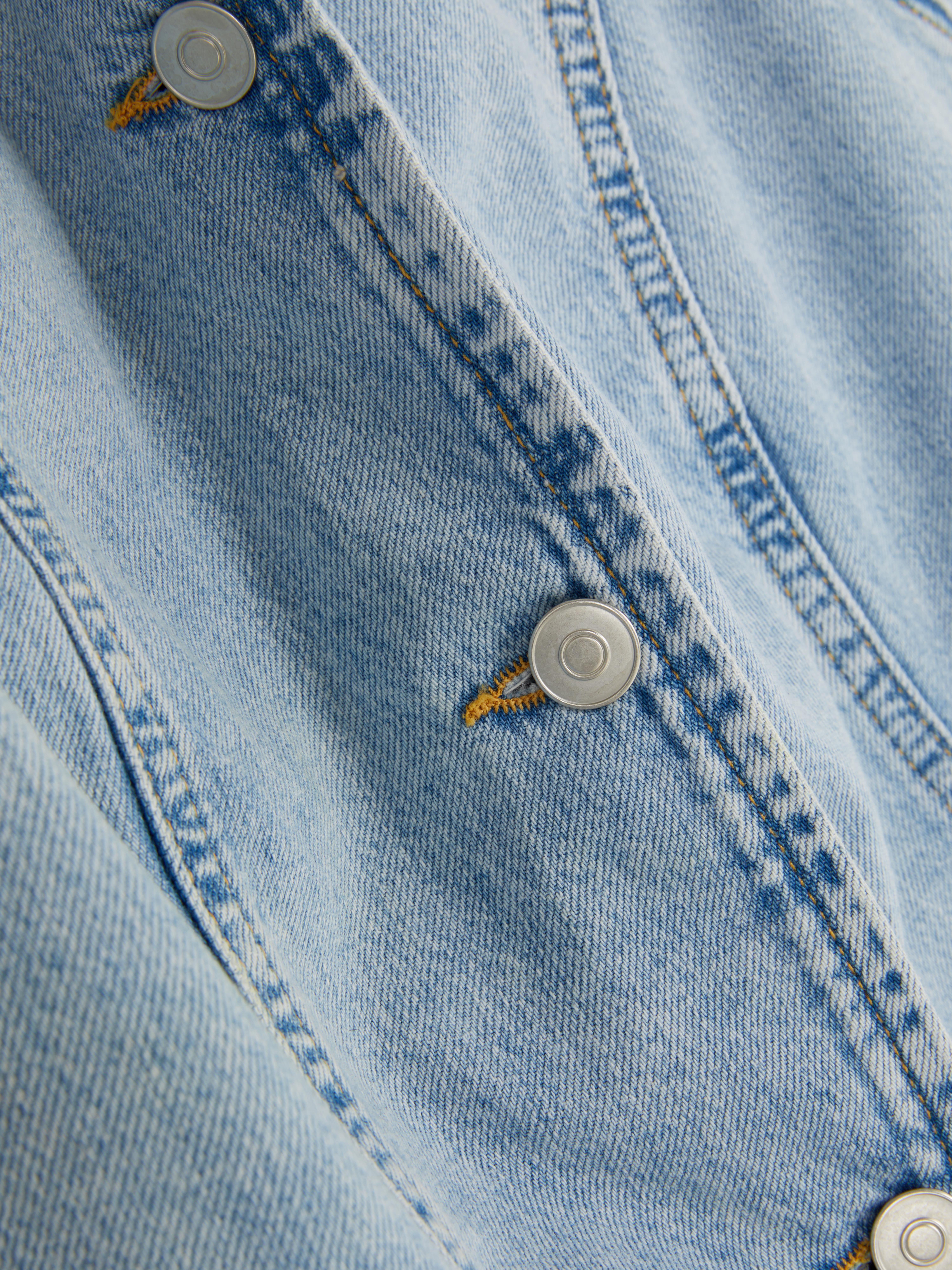 Gilet in denim con spacco sull'orlo