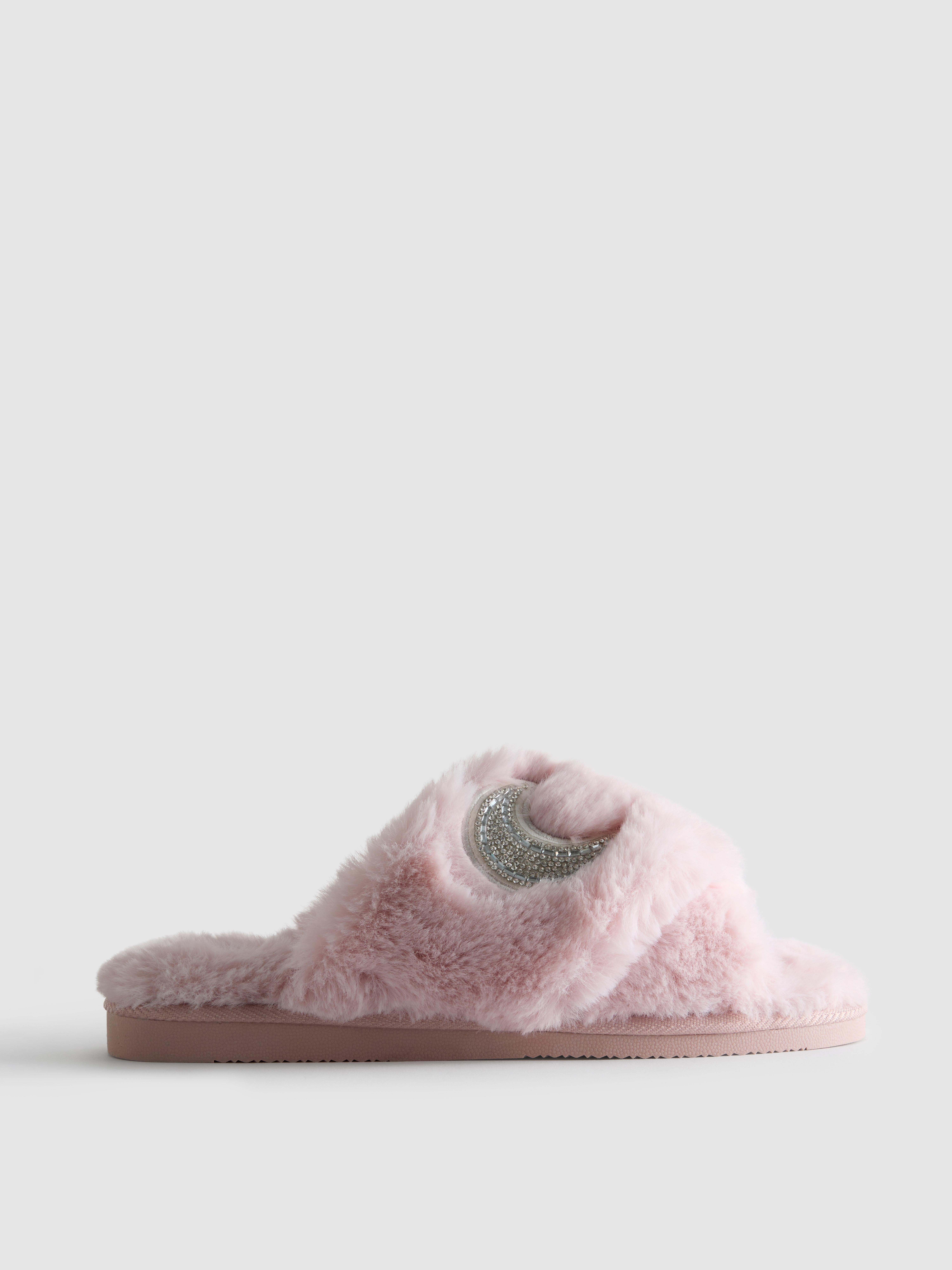 Chaussons ornés à brides croisées