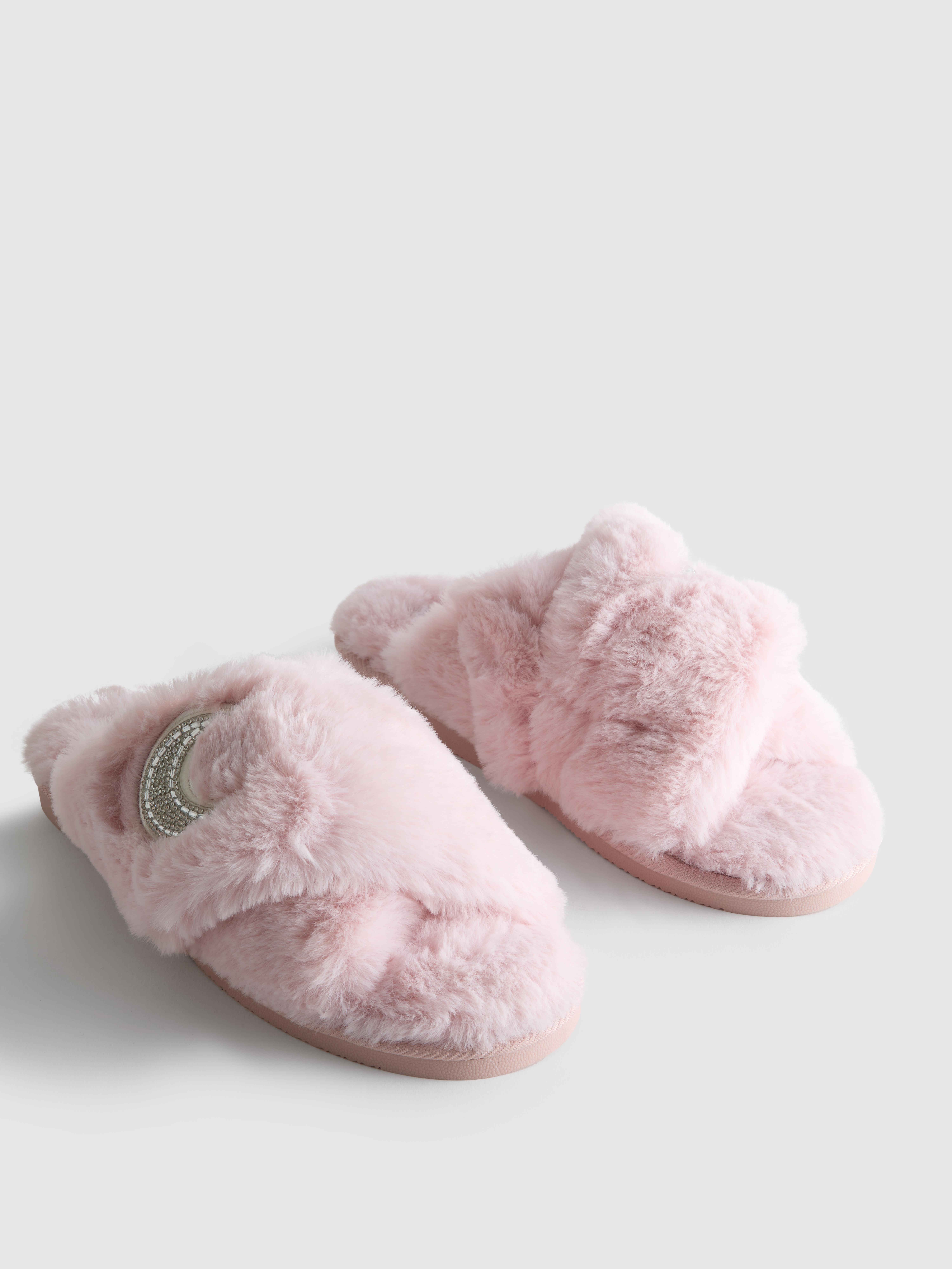 Chaussons ornés à brides croisées