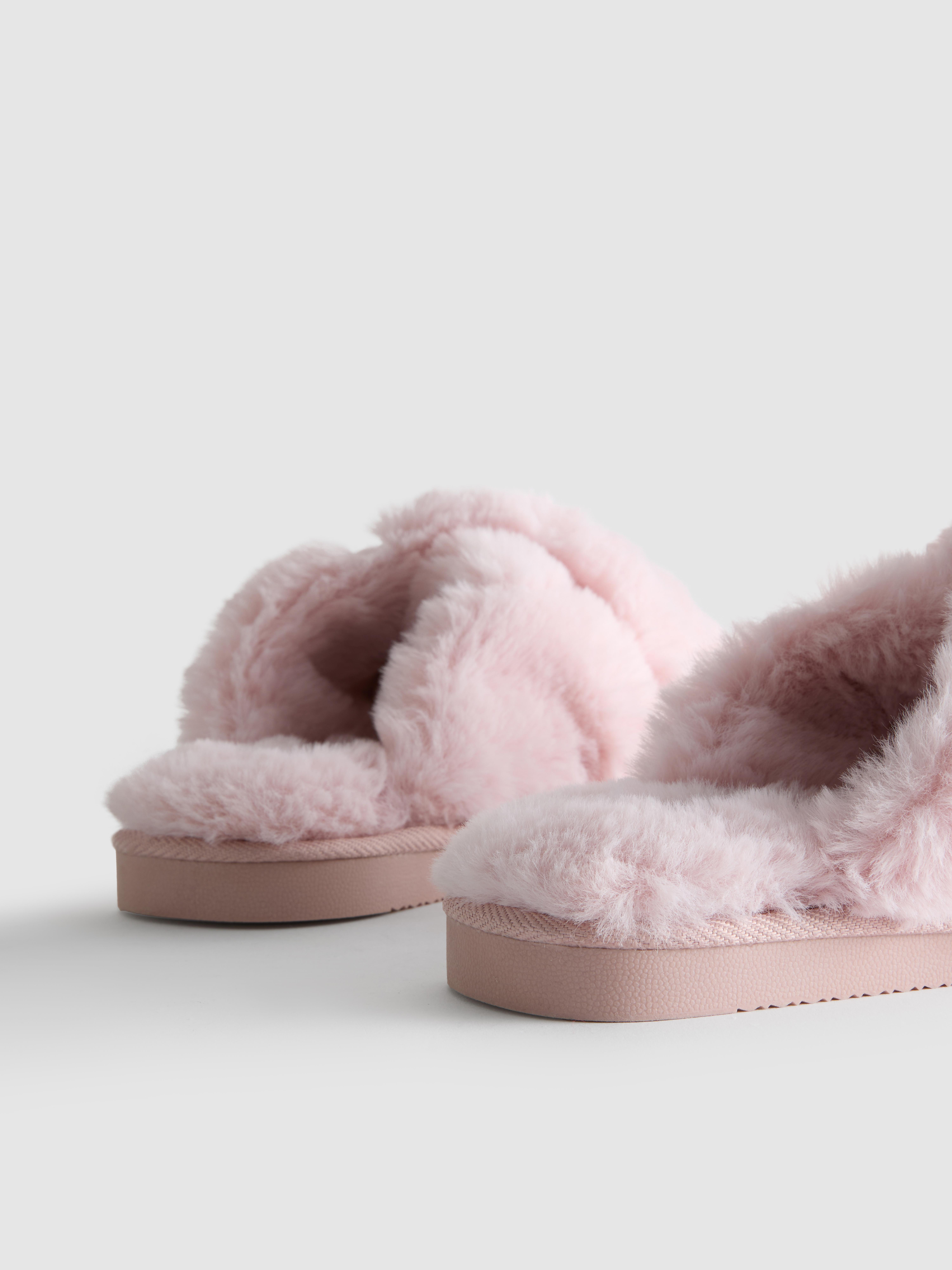 Chaussons ornés à brides croisées