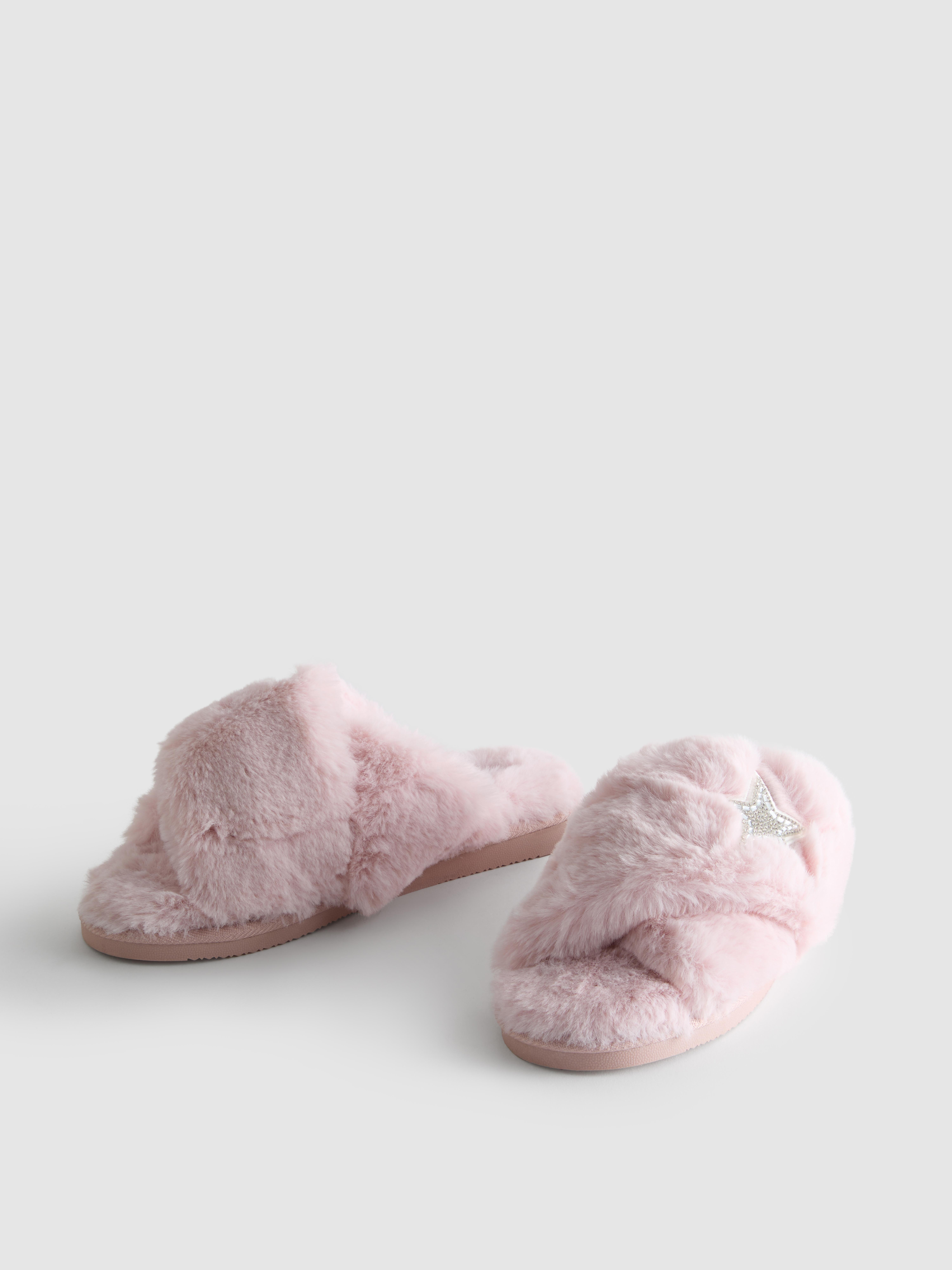 Chaussons ornés à brides croisées