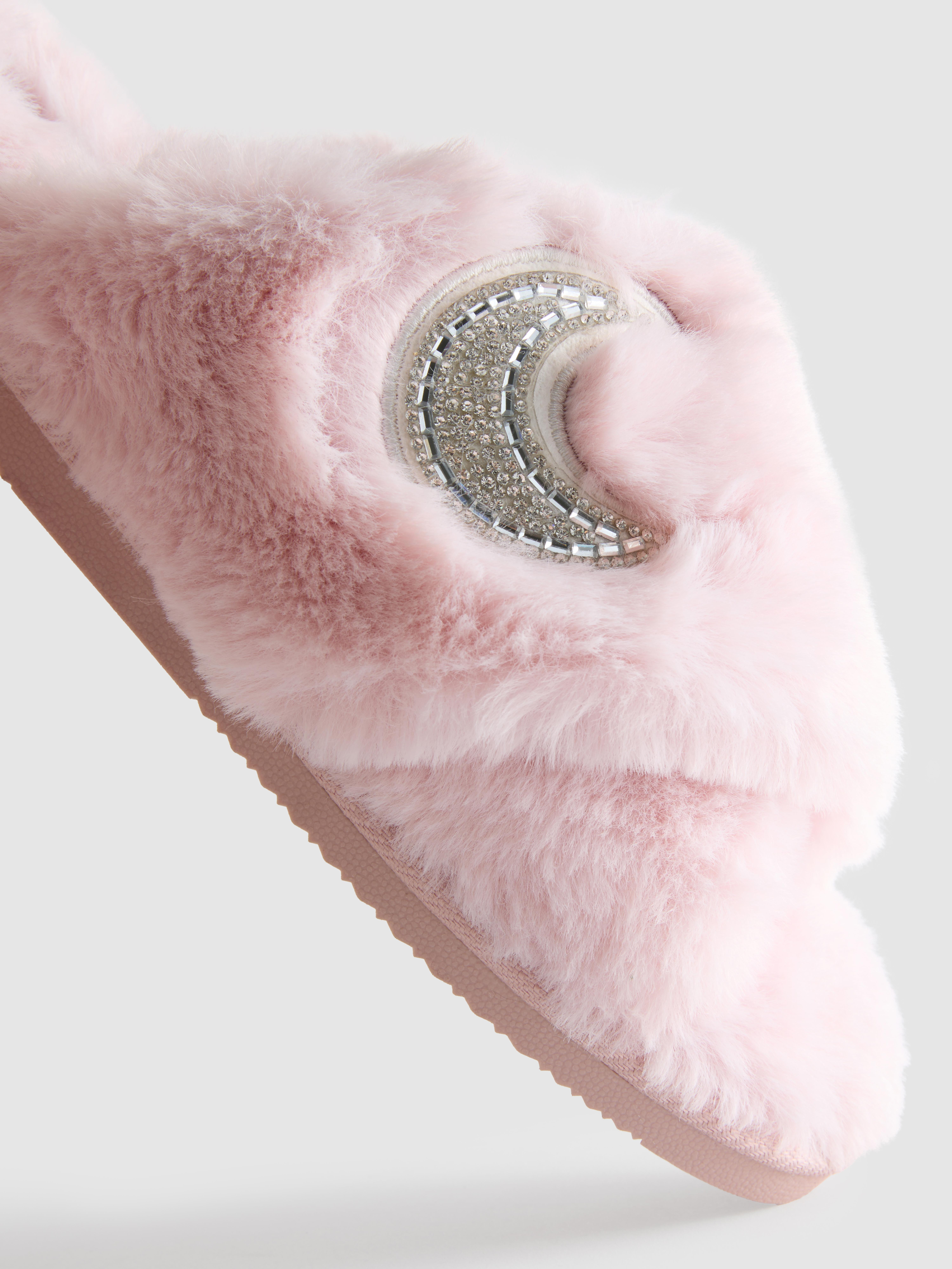 Chaussons ornés à brides croisées