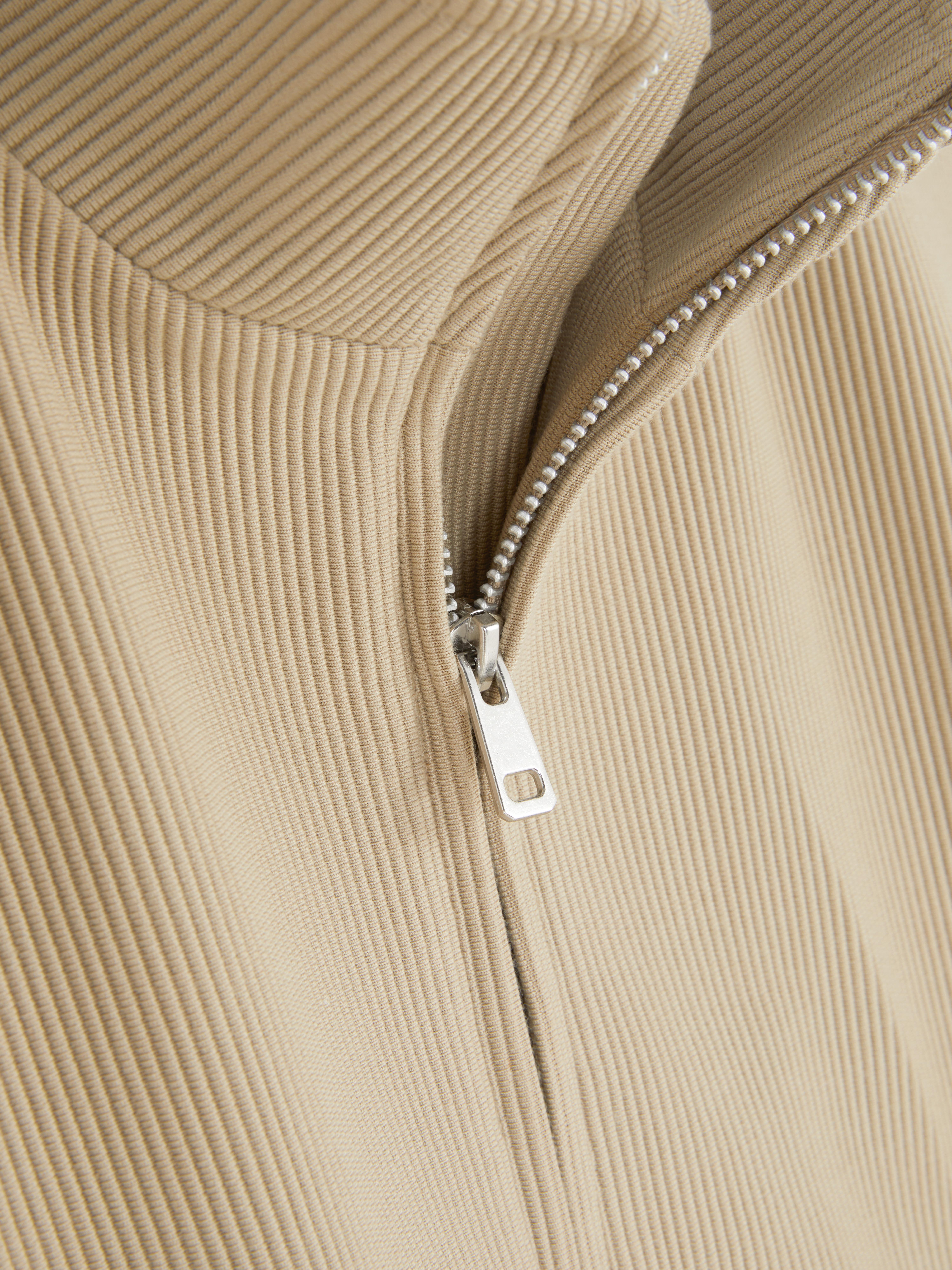 Casaco plissado fecho correr