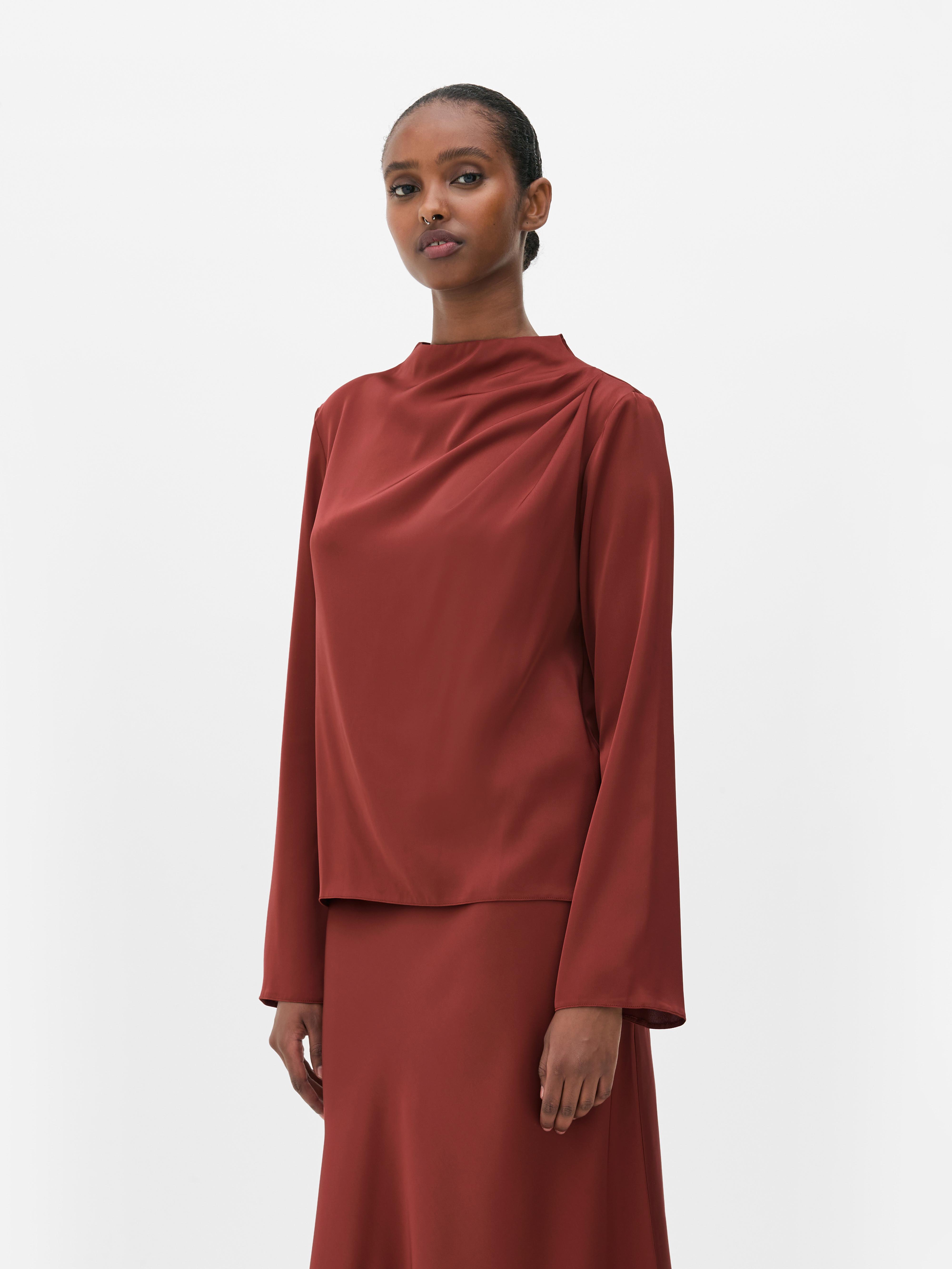 Blusa de satén drapeada
