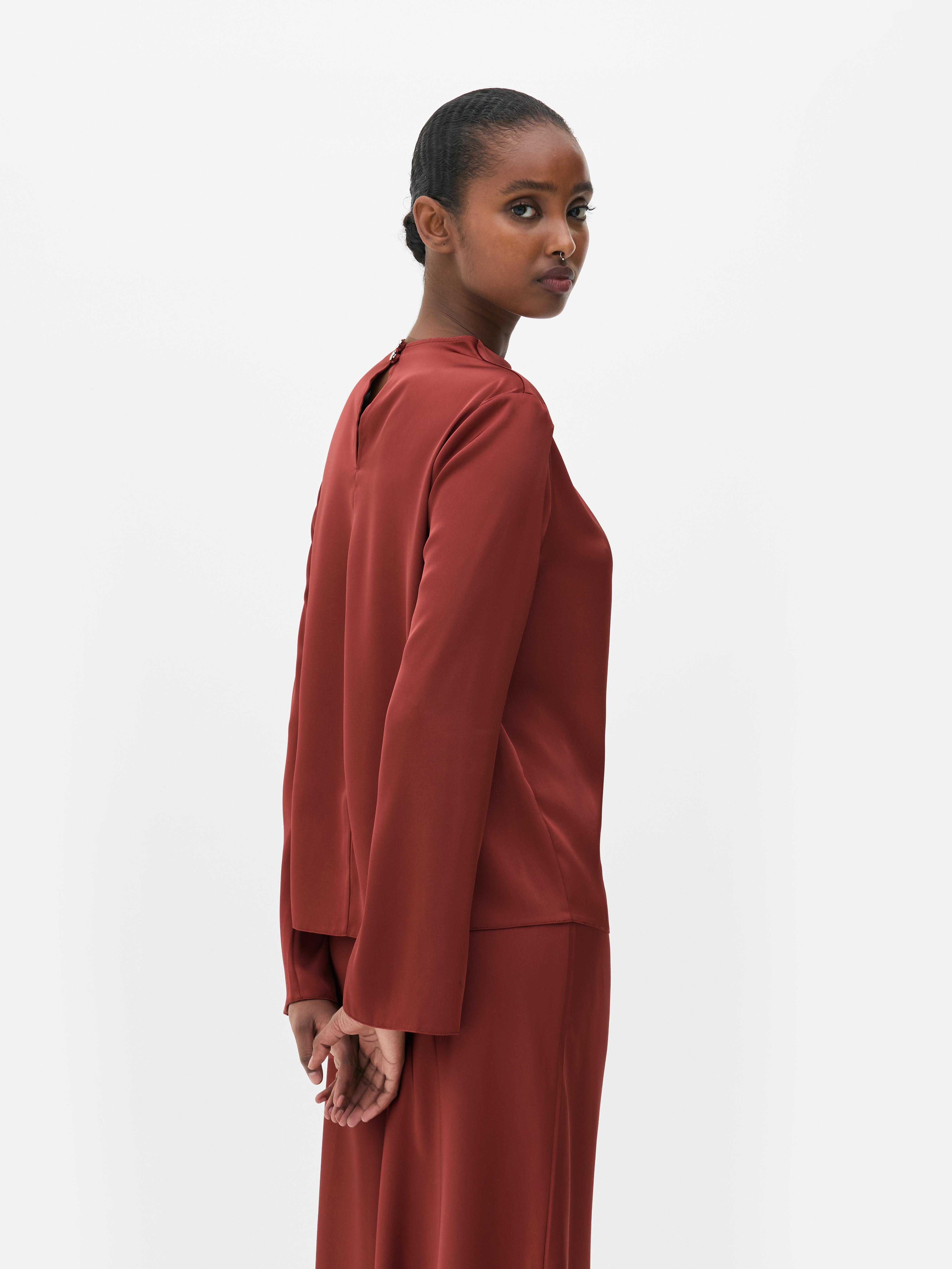 Blusa de satén drapeada