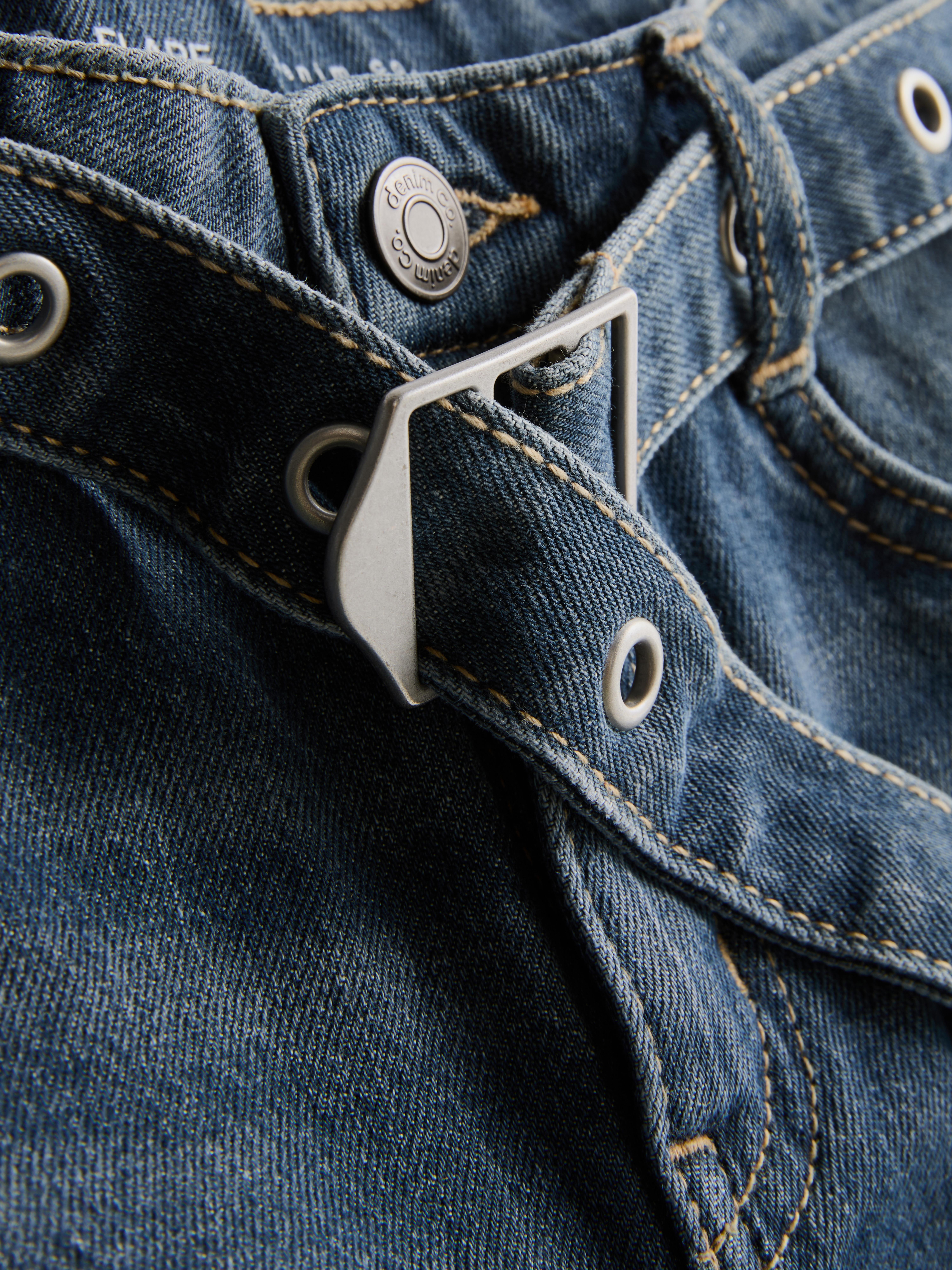 7–15 Jahre | Jeans mit ausgestelltem Bein und Gürtel