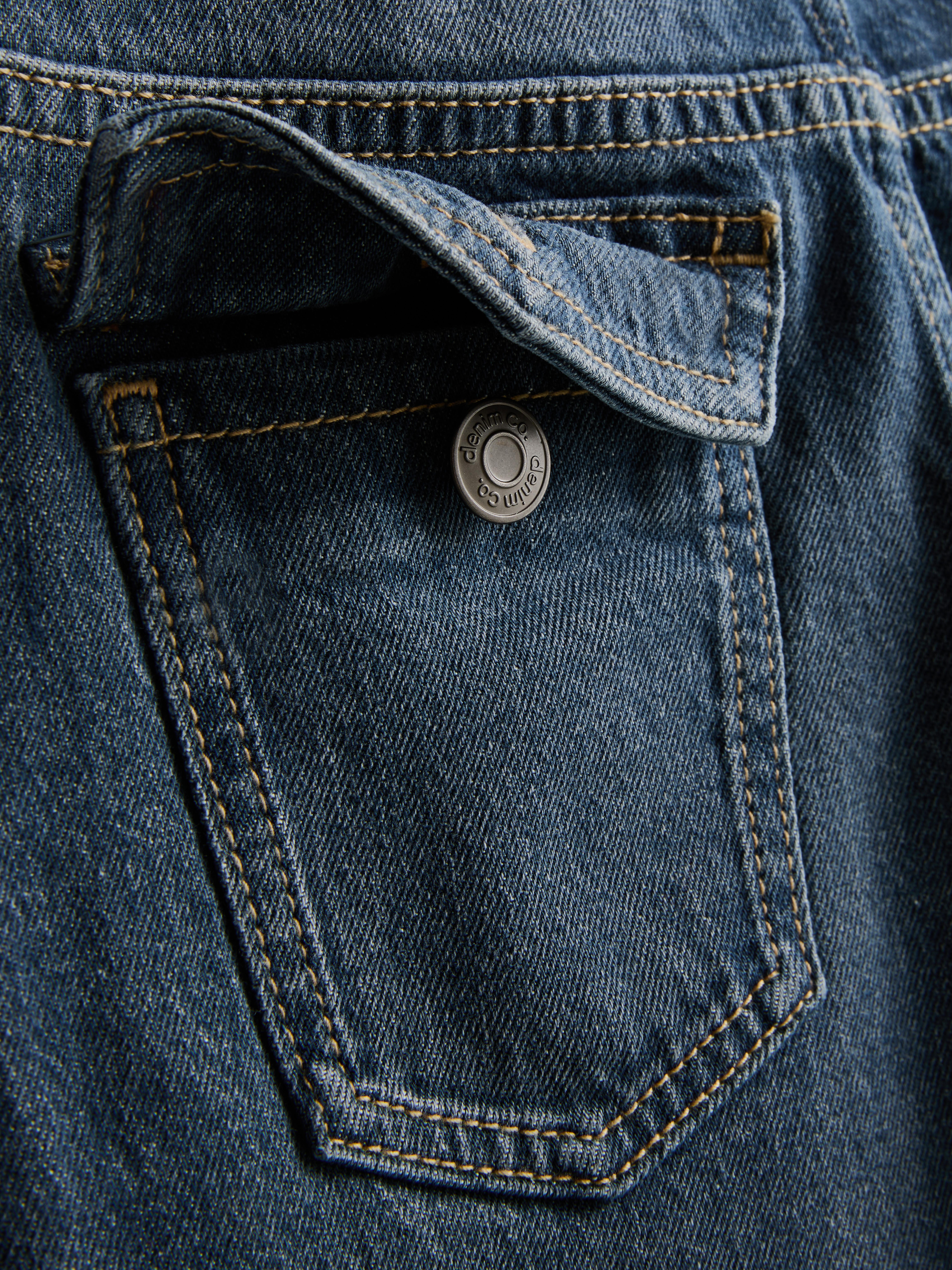 7–15 Jahre | Jeans mit ausgestelltem Bein und Gürtel