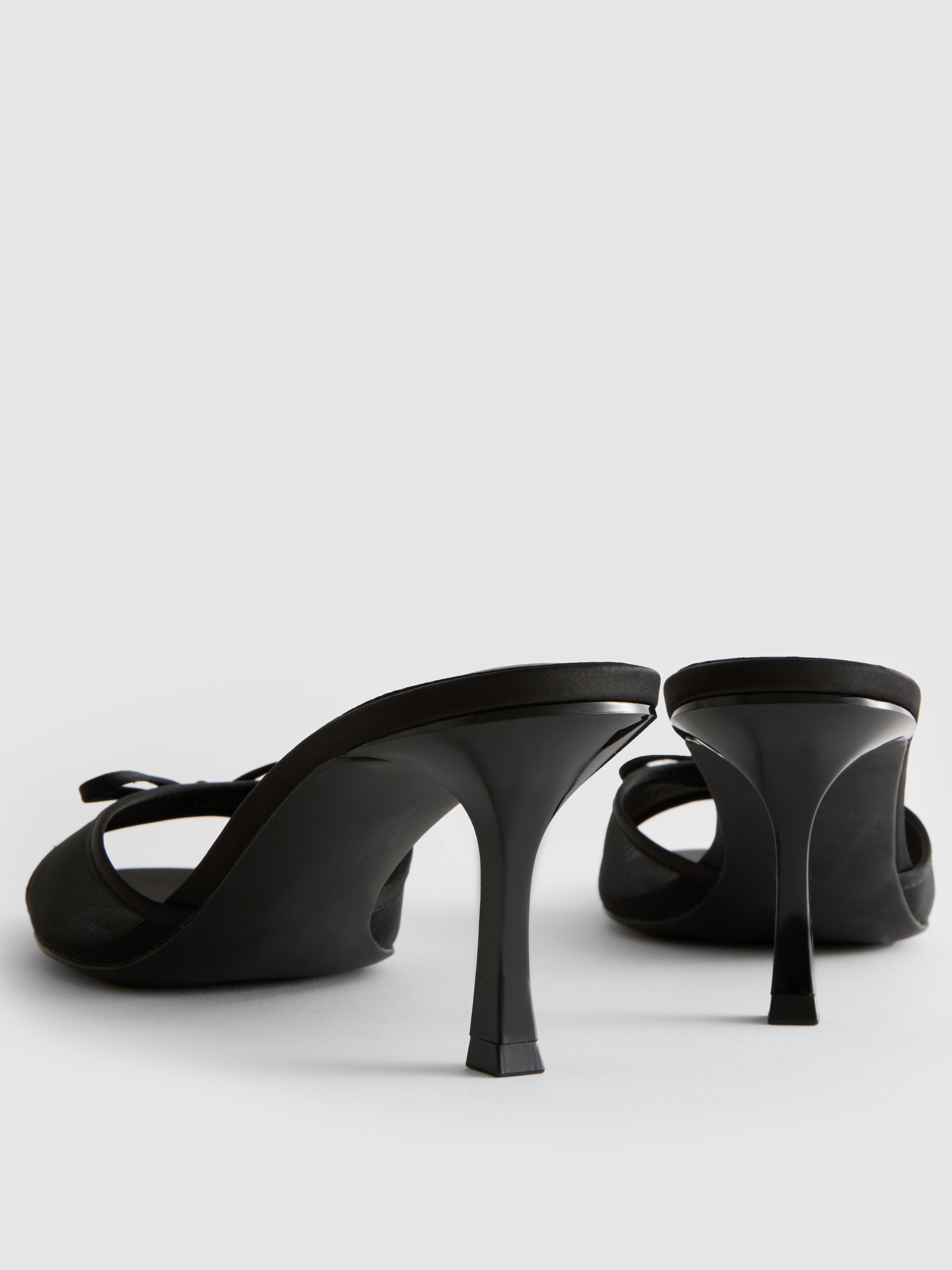 Mules mit Netzstoffriemen und Schleife