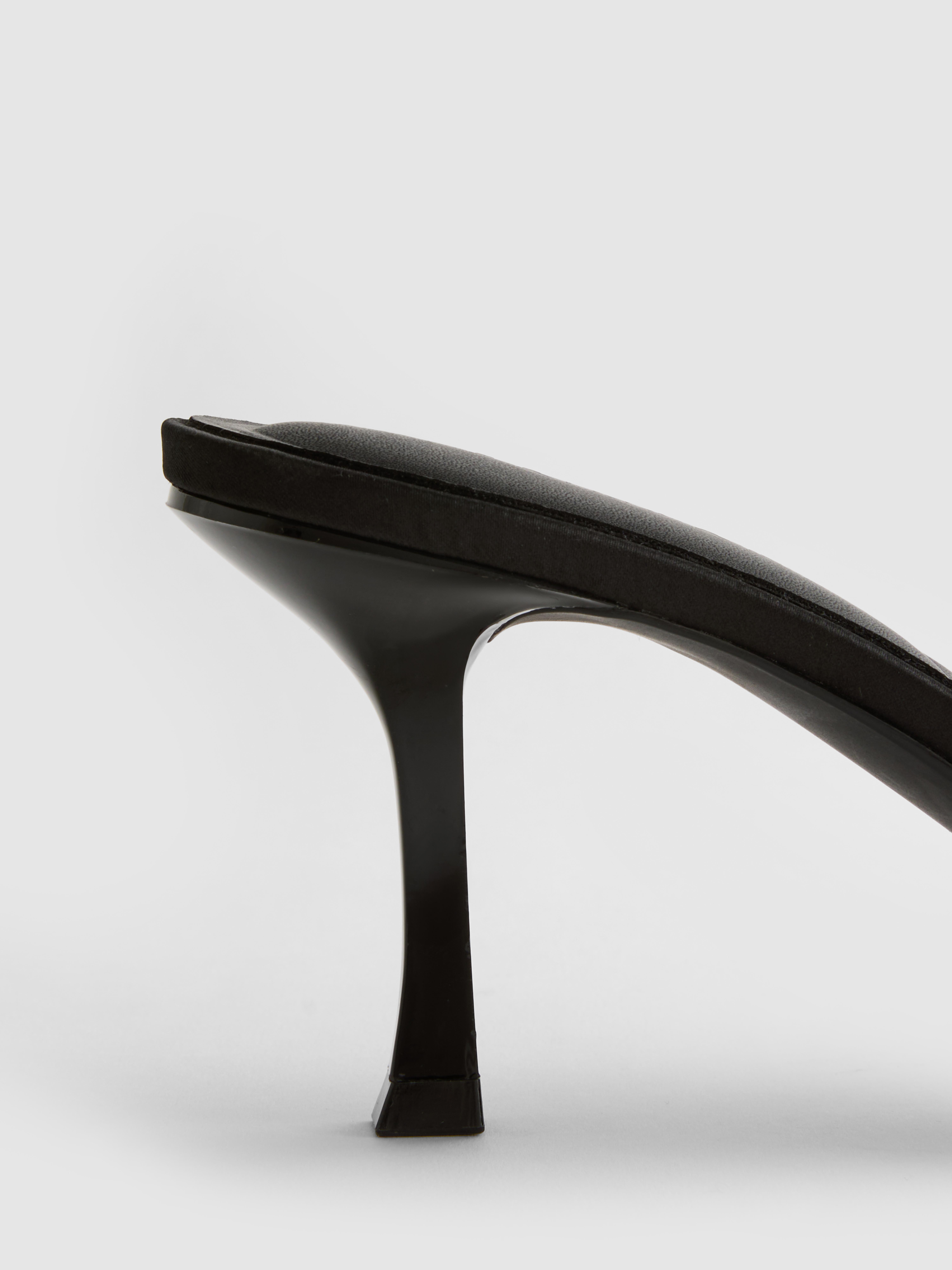 Mules mit Netzstoffriemen und Schleife