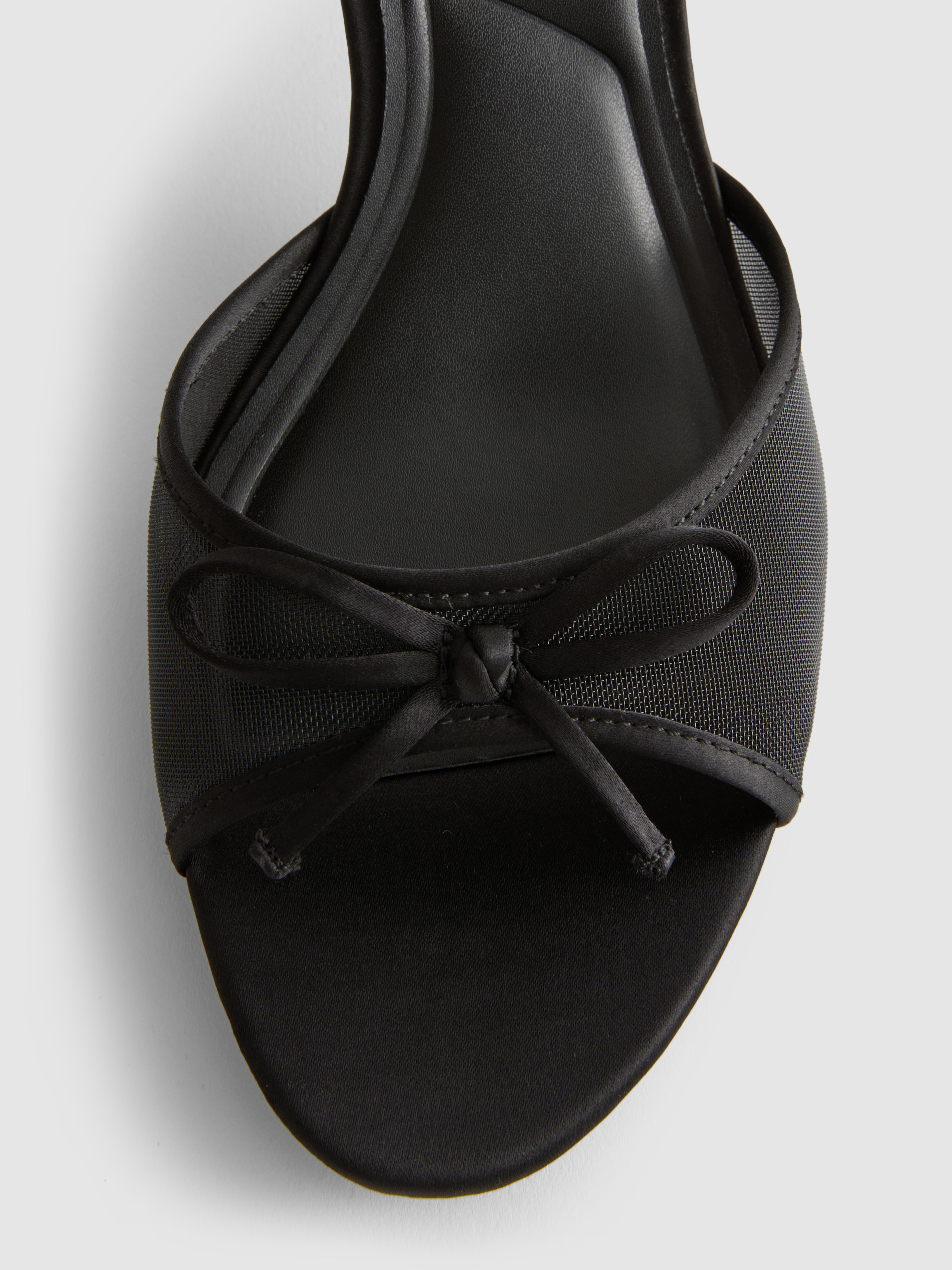 Mules mit Netzstoffriemen und Schleife