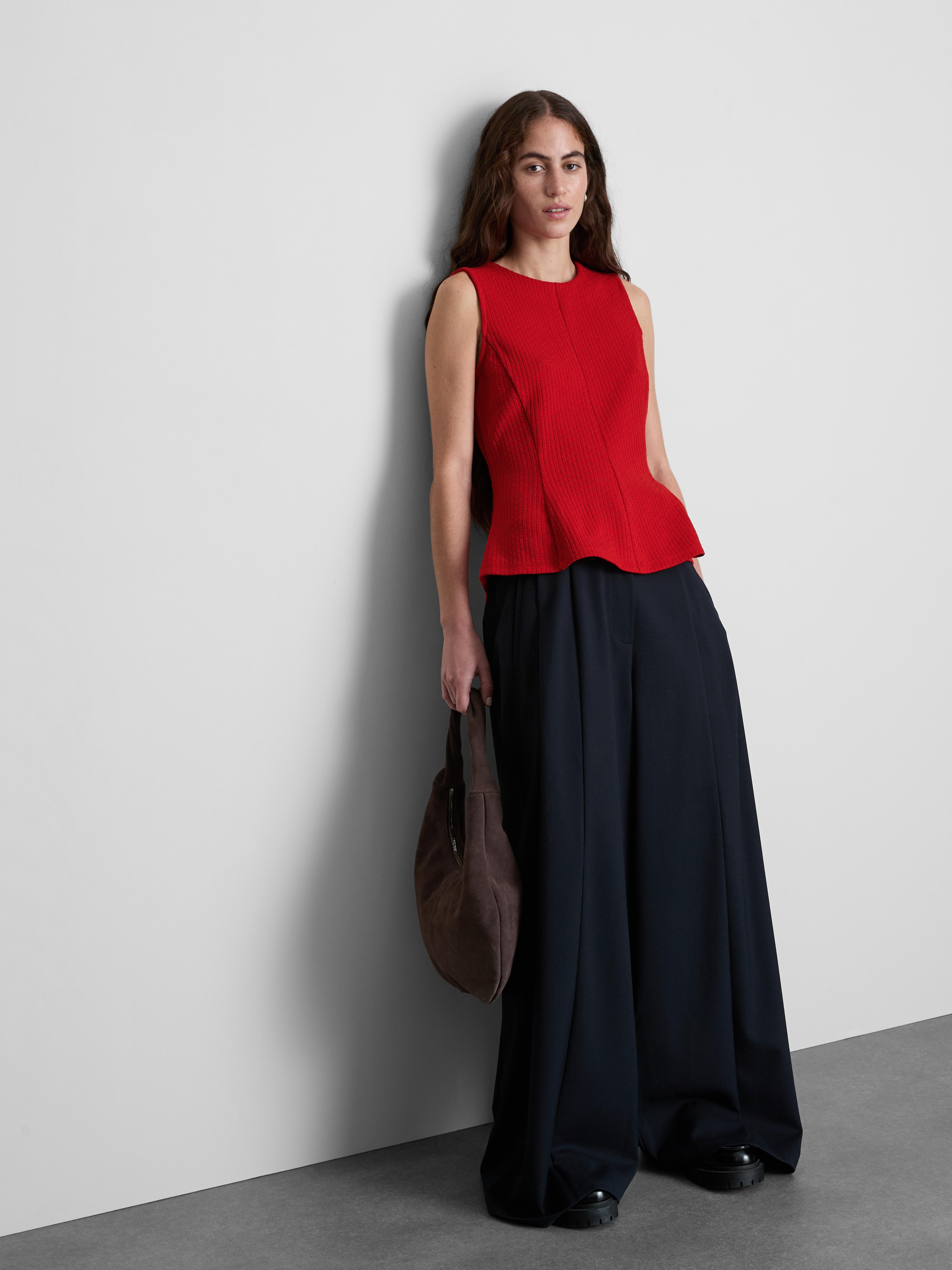 Top smanicato con volant Rosso