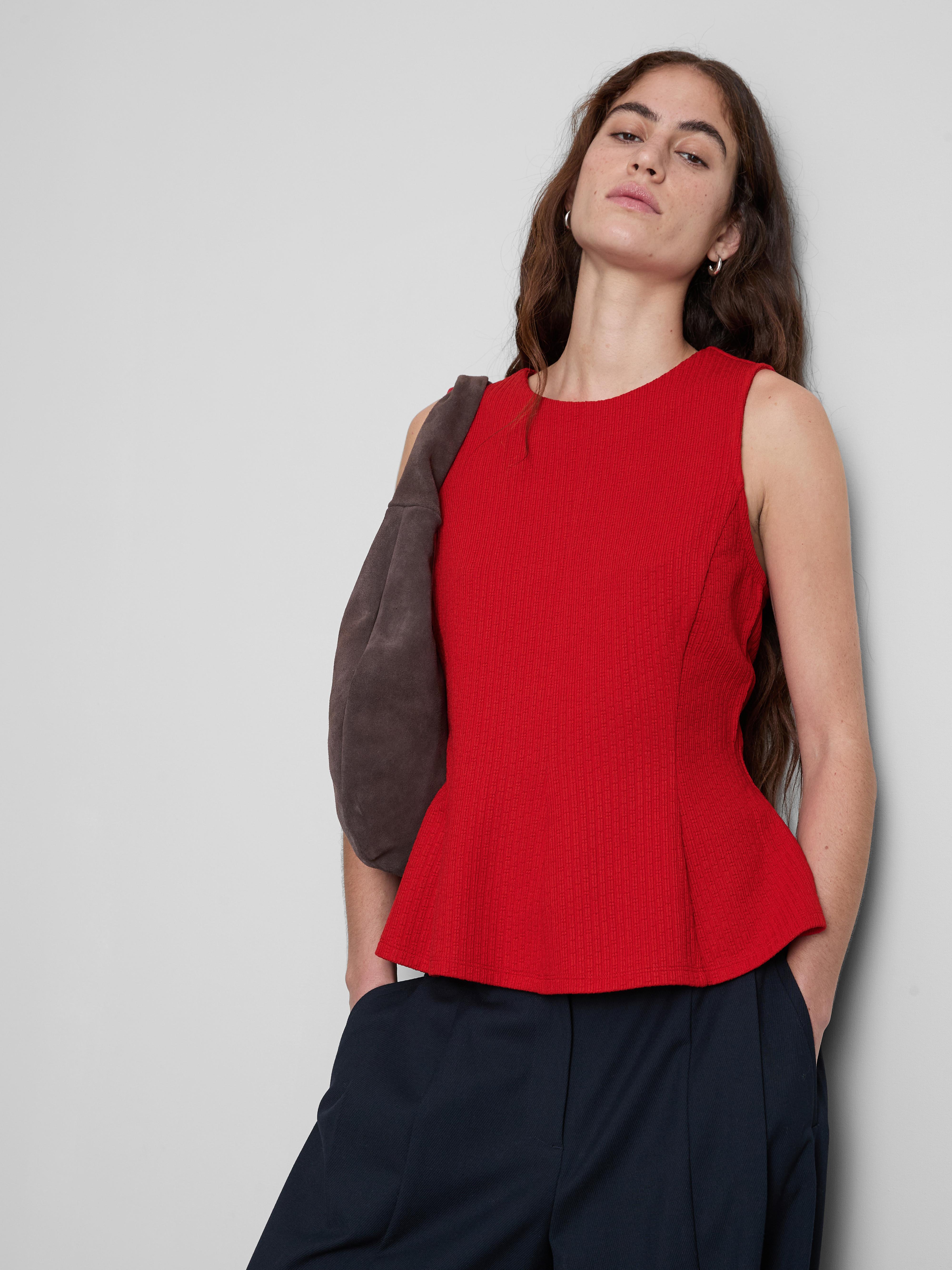 Top smanicato con volant
