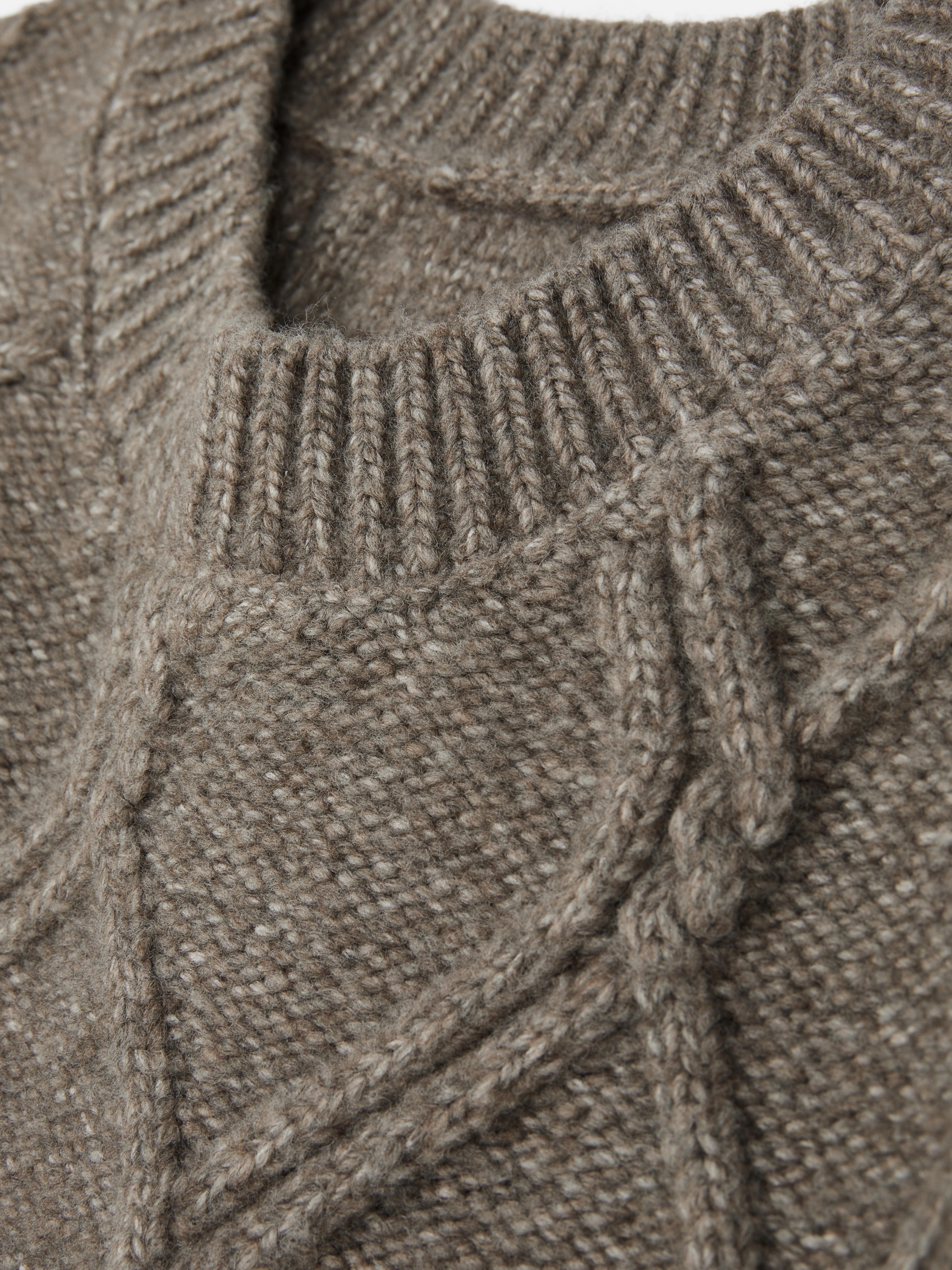 Cable Knit Bib