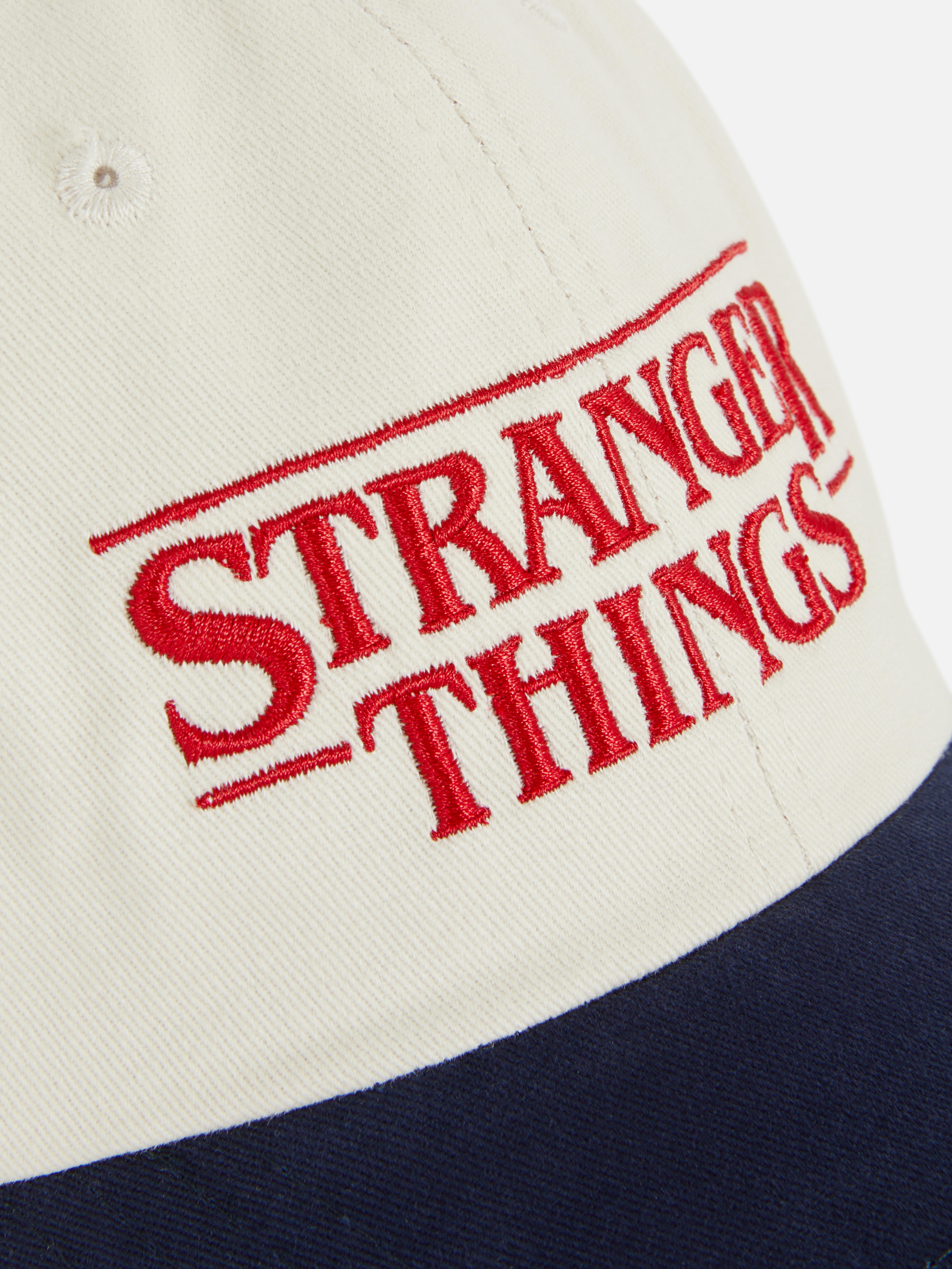Dvoubarevná čepice s logem Stranger Things