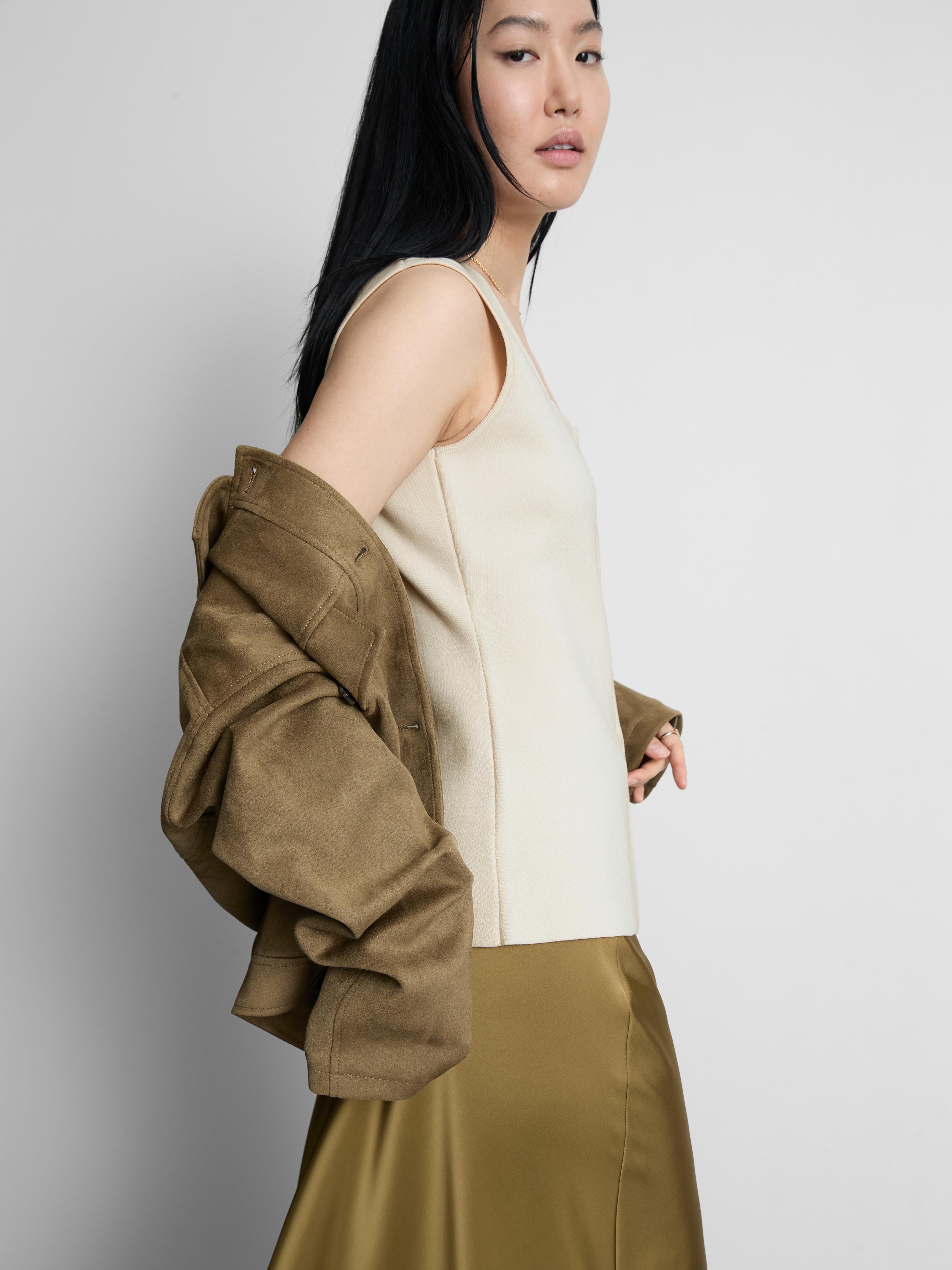 Testre szabott mellény szögletes nyakkivágással