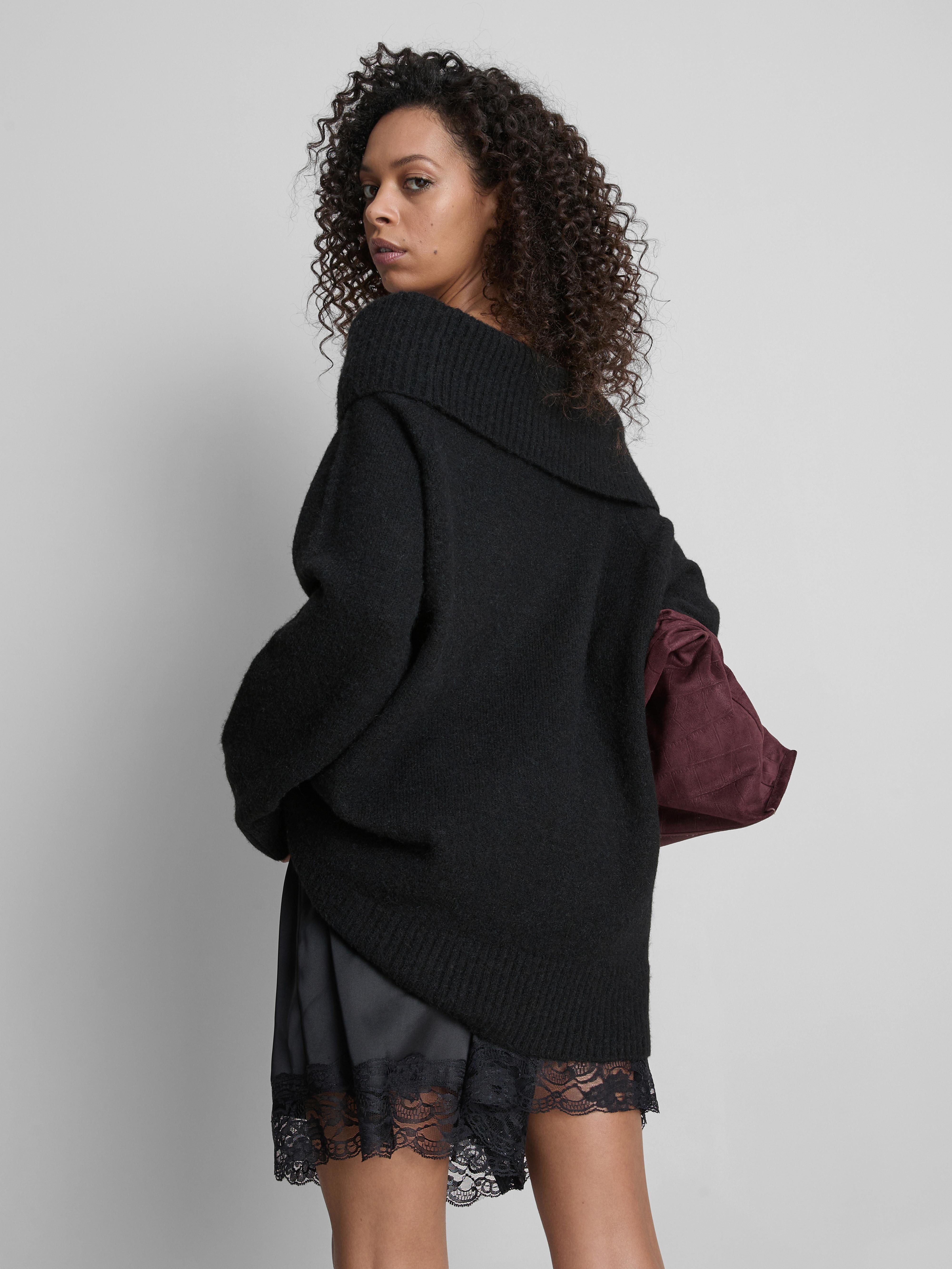 Dzianinowy sweter z dekoltem typu carmen