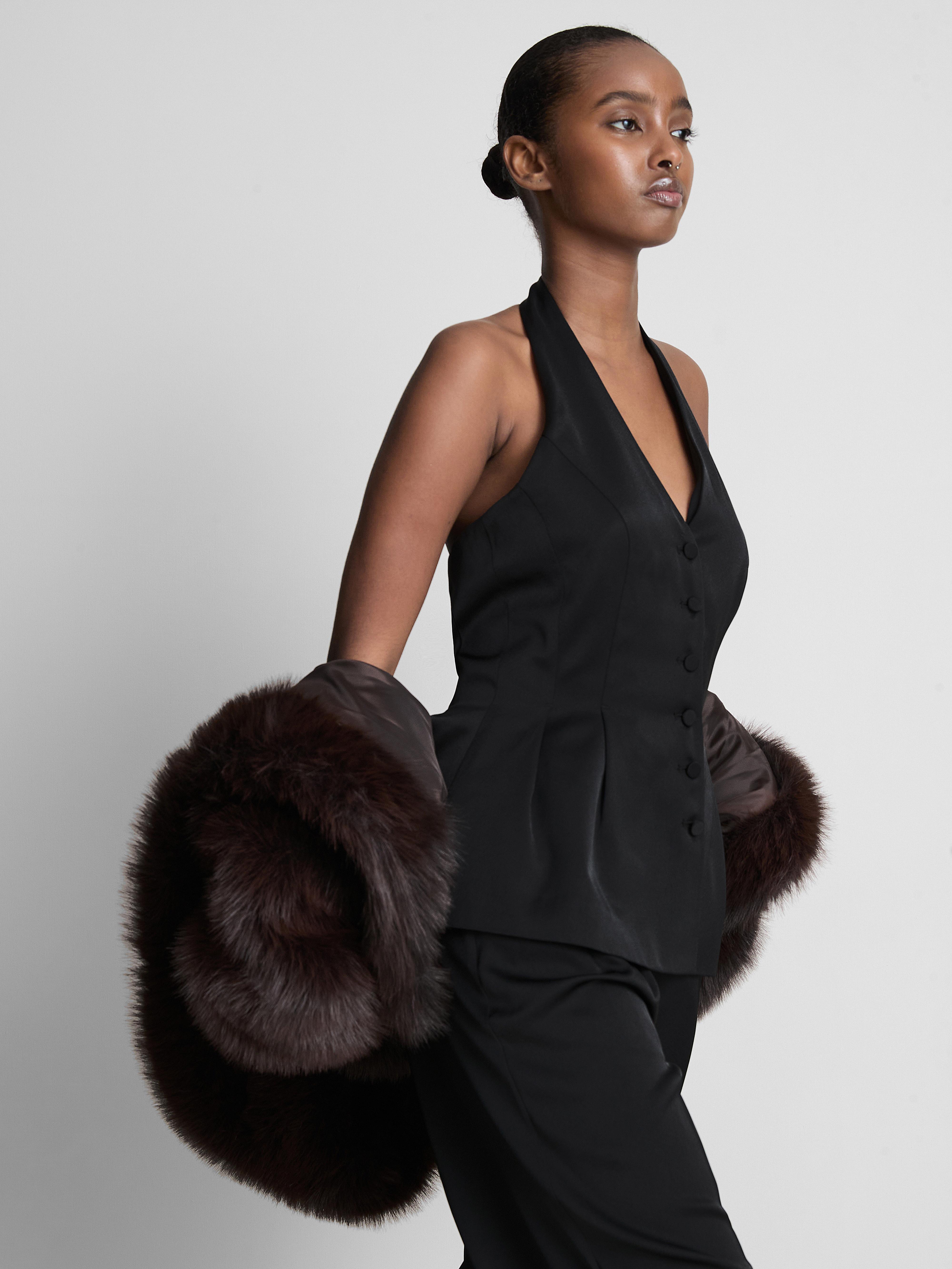 Chaleco de satén con cuello halter