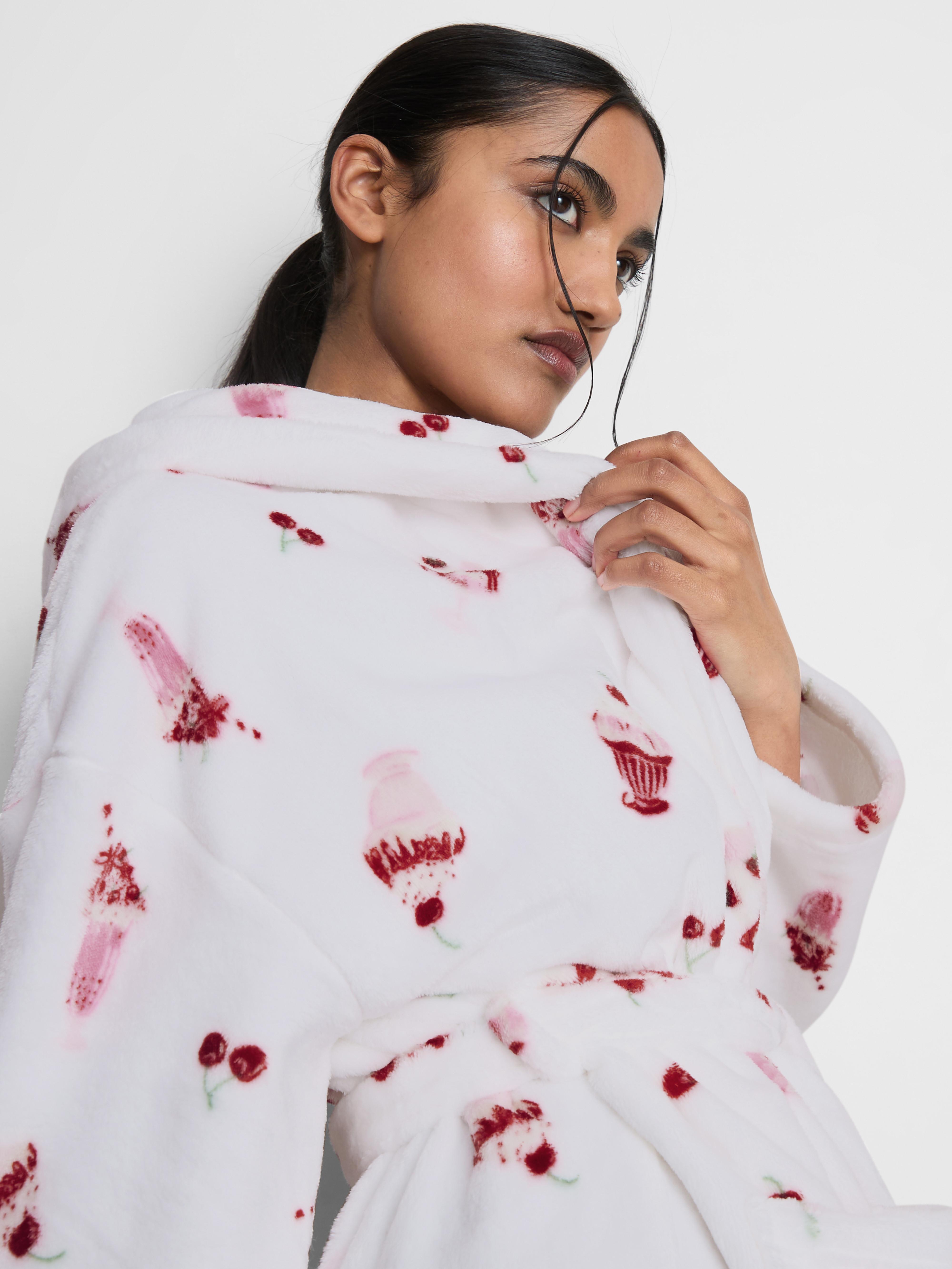 Srednje dolga jutranja halja s kapuco