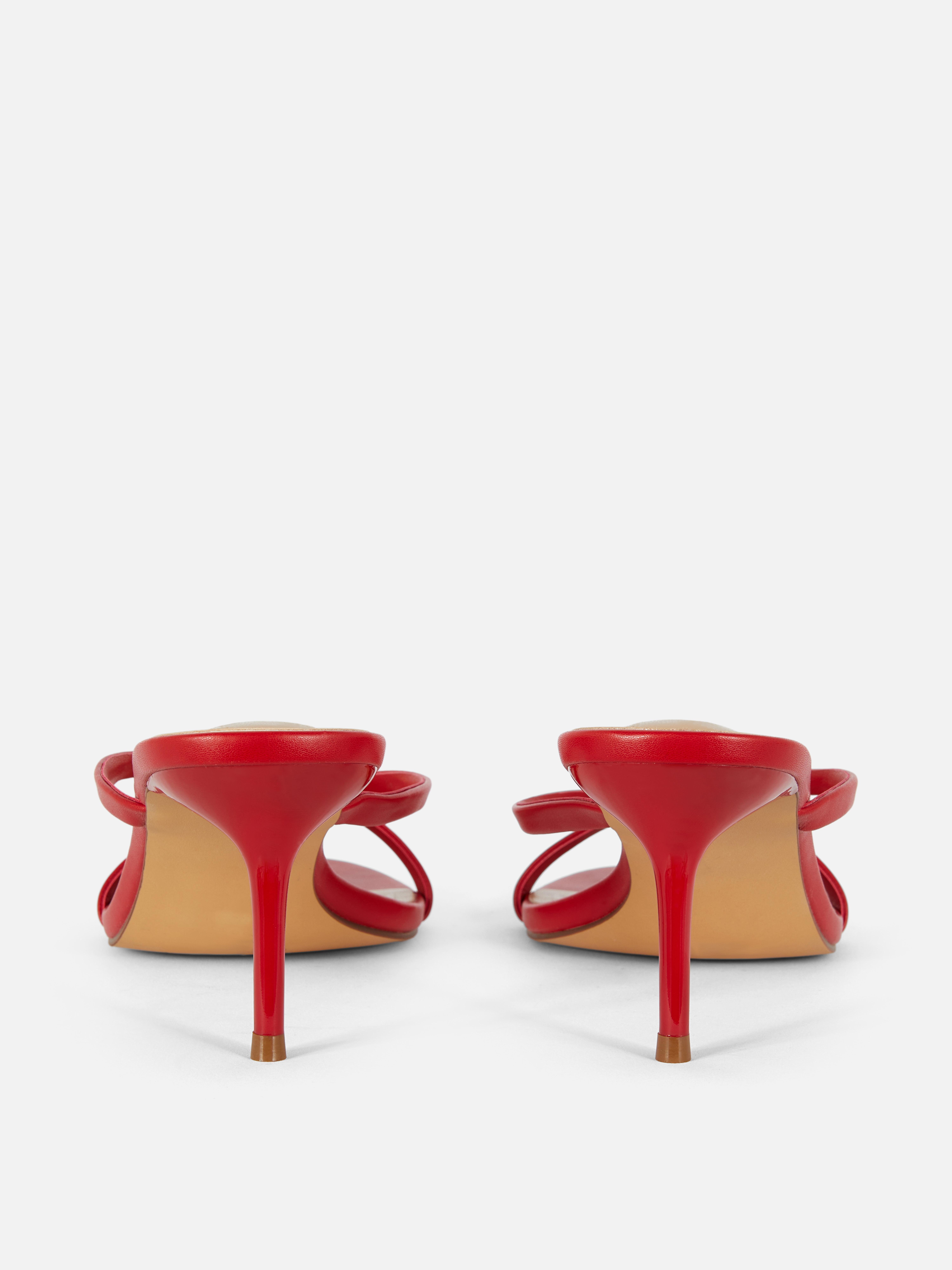 Mules mit Kitten-Heels und edlem Metalldetail