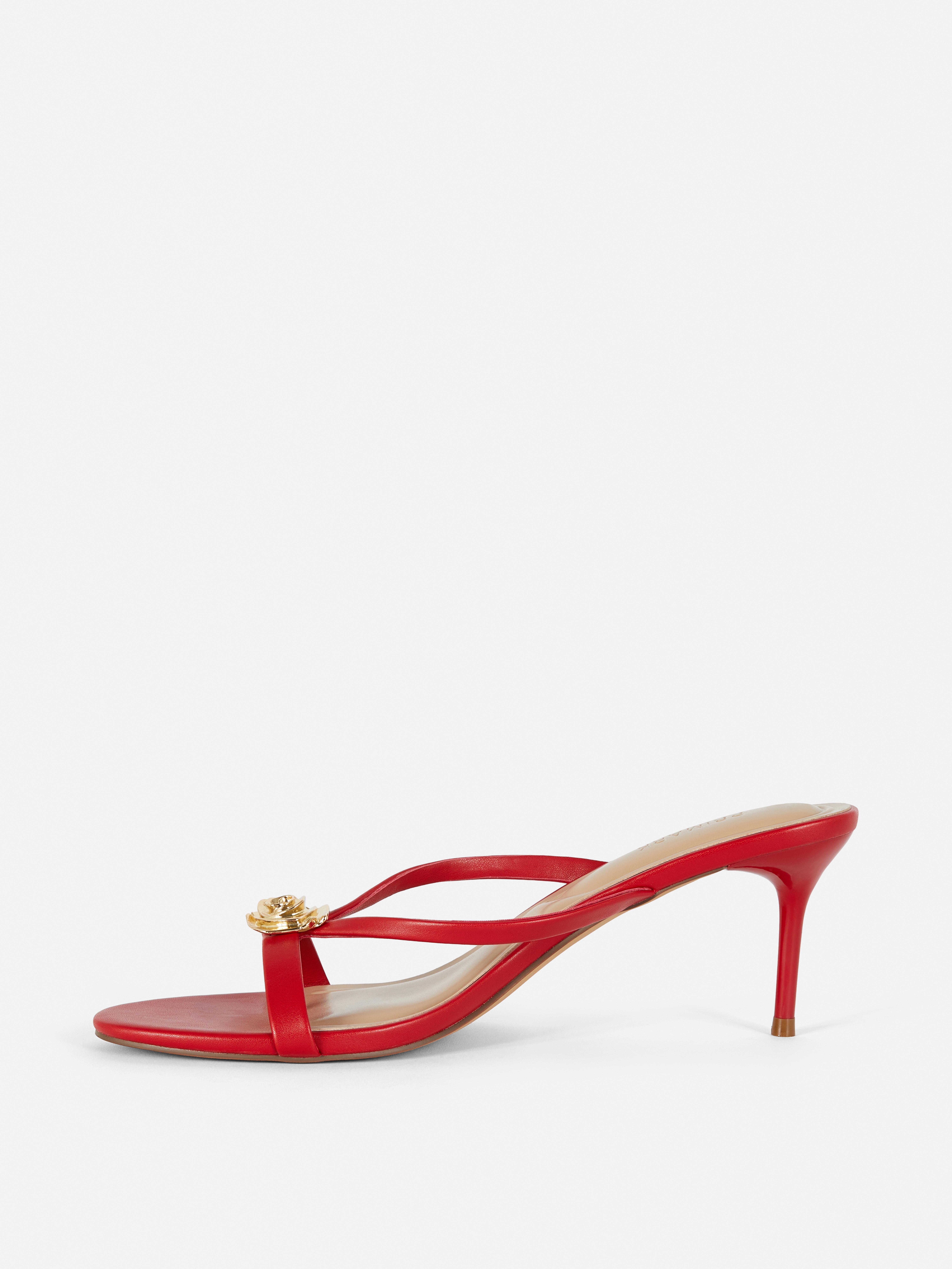 Mules mit Kitten-Heels und edlem Metalldetail