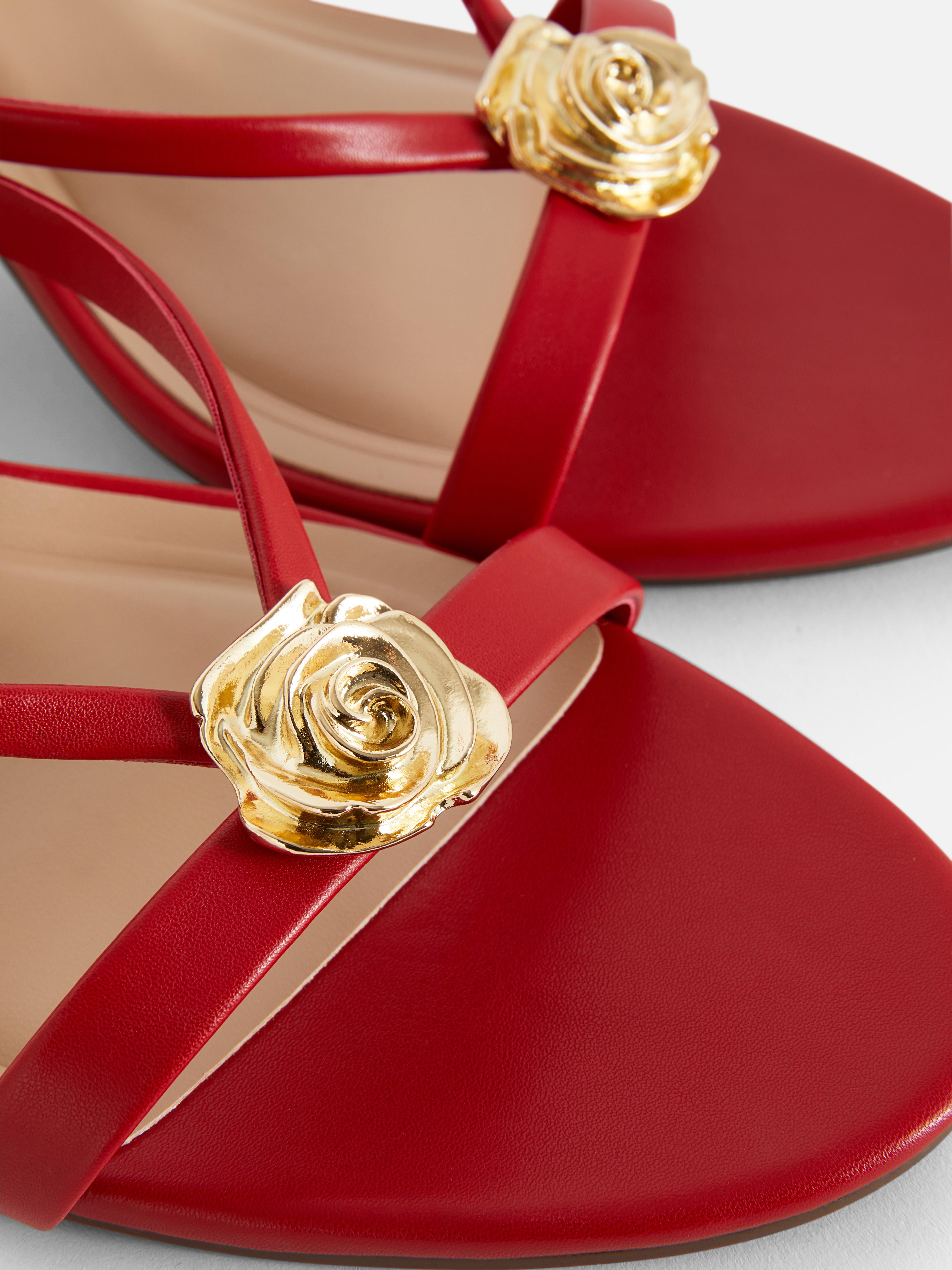 Mules mit Kitten-Heels und edlem Metalldetail