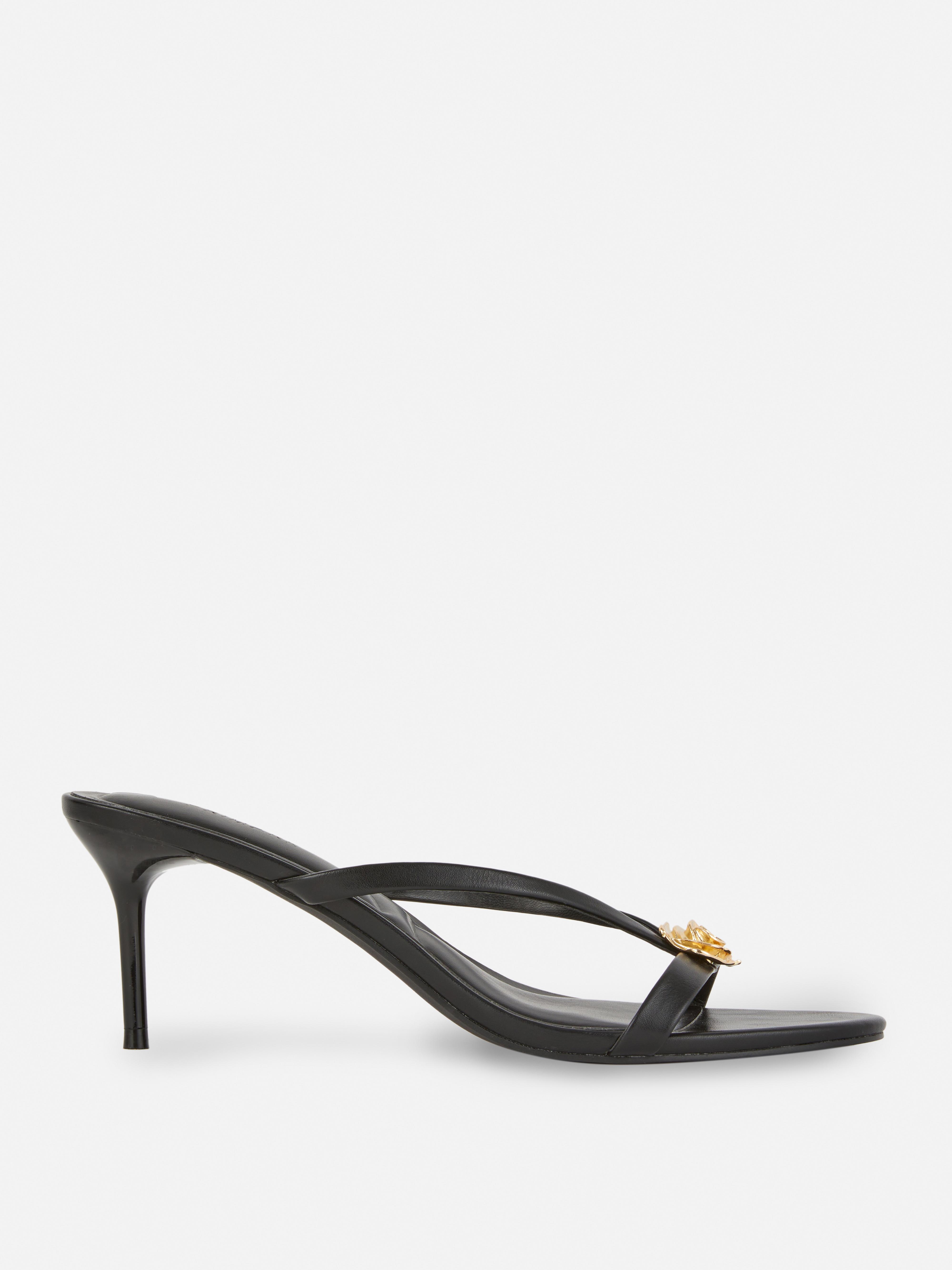 Mules mit Kitten-Heels und edlem Metalldetail