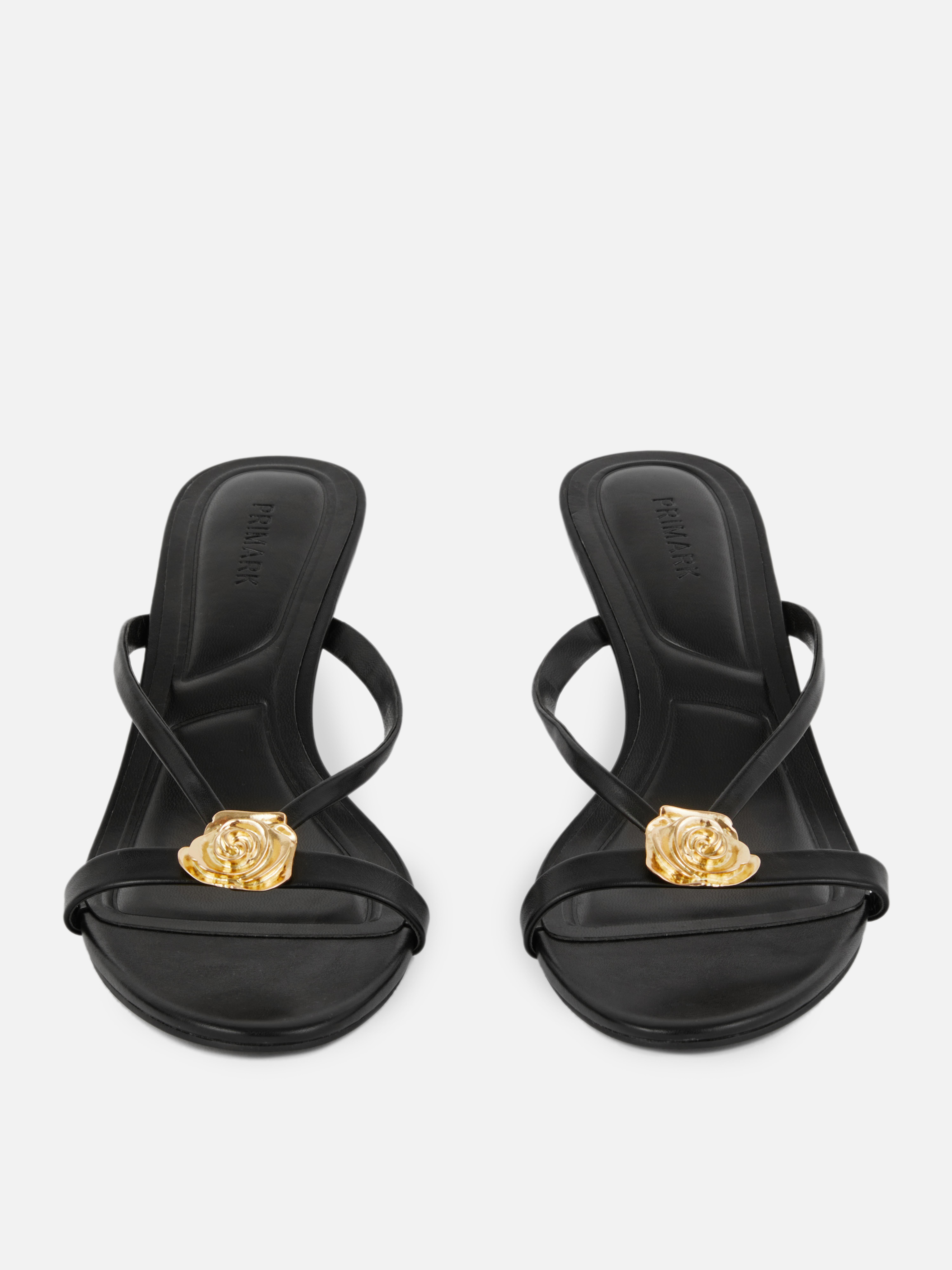Mules mit Kitten-Heels und edlem Metalldetail