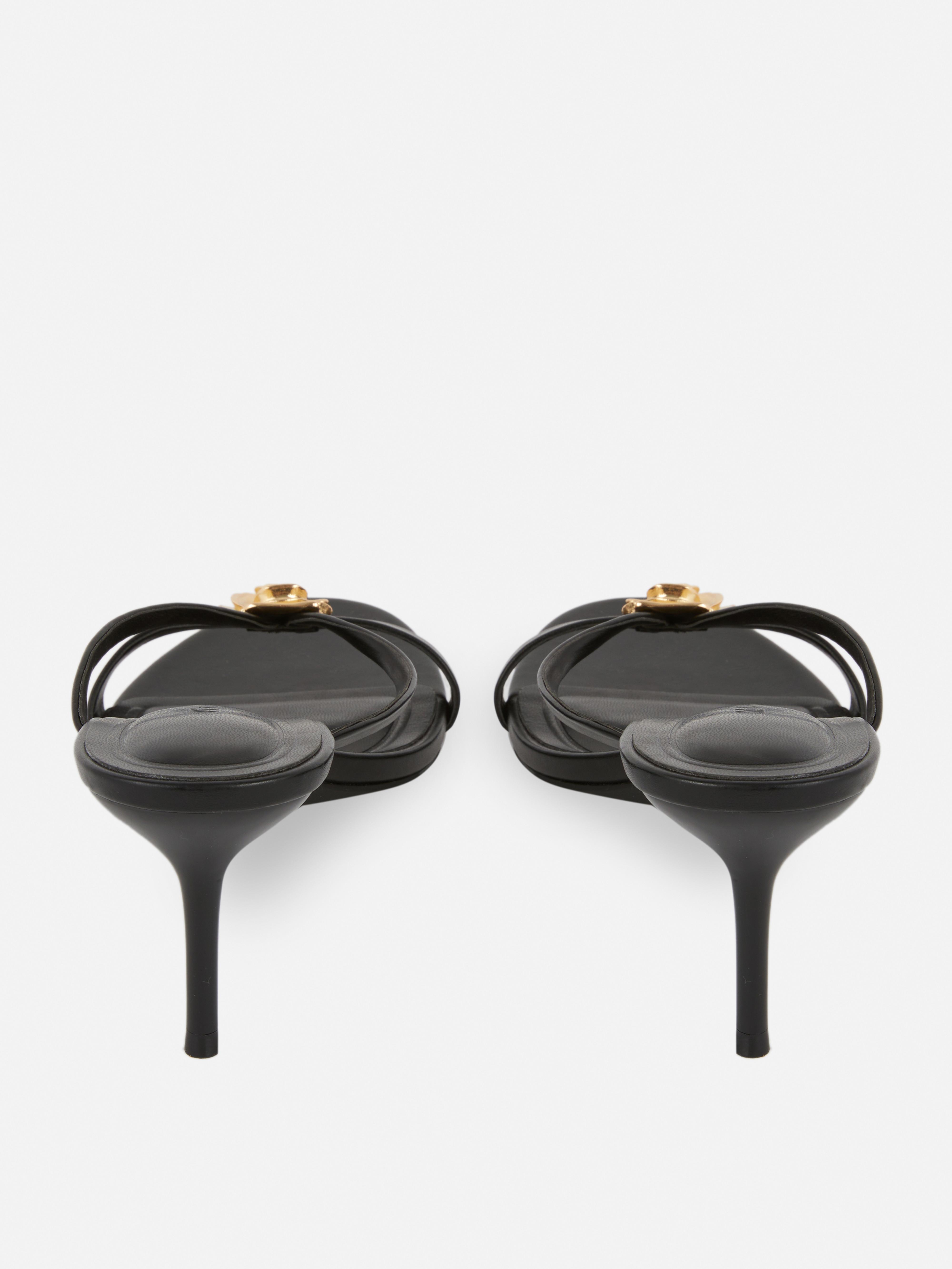 Mules mit Kitten-Heels und edlem Metalldetail