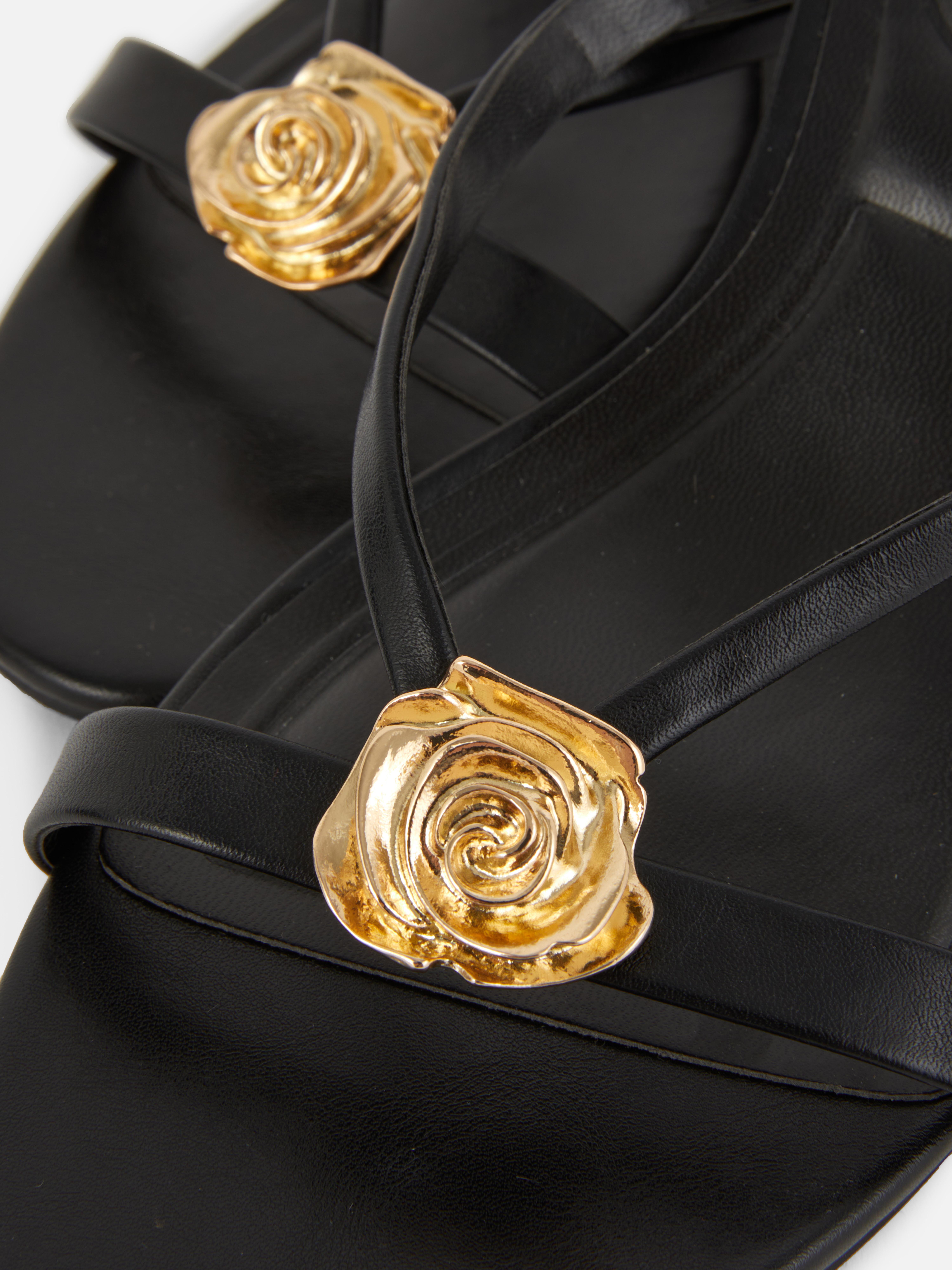 Mules mit Kitten-Heels und edlem Metalldetail