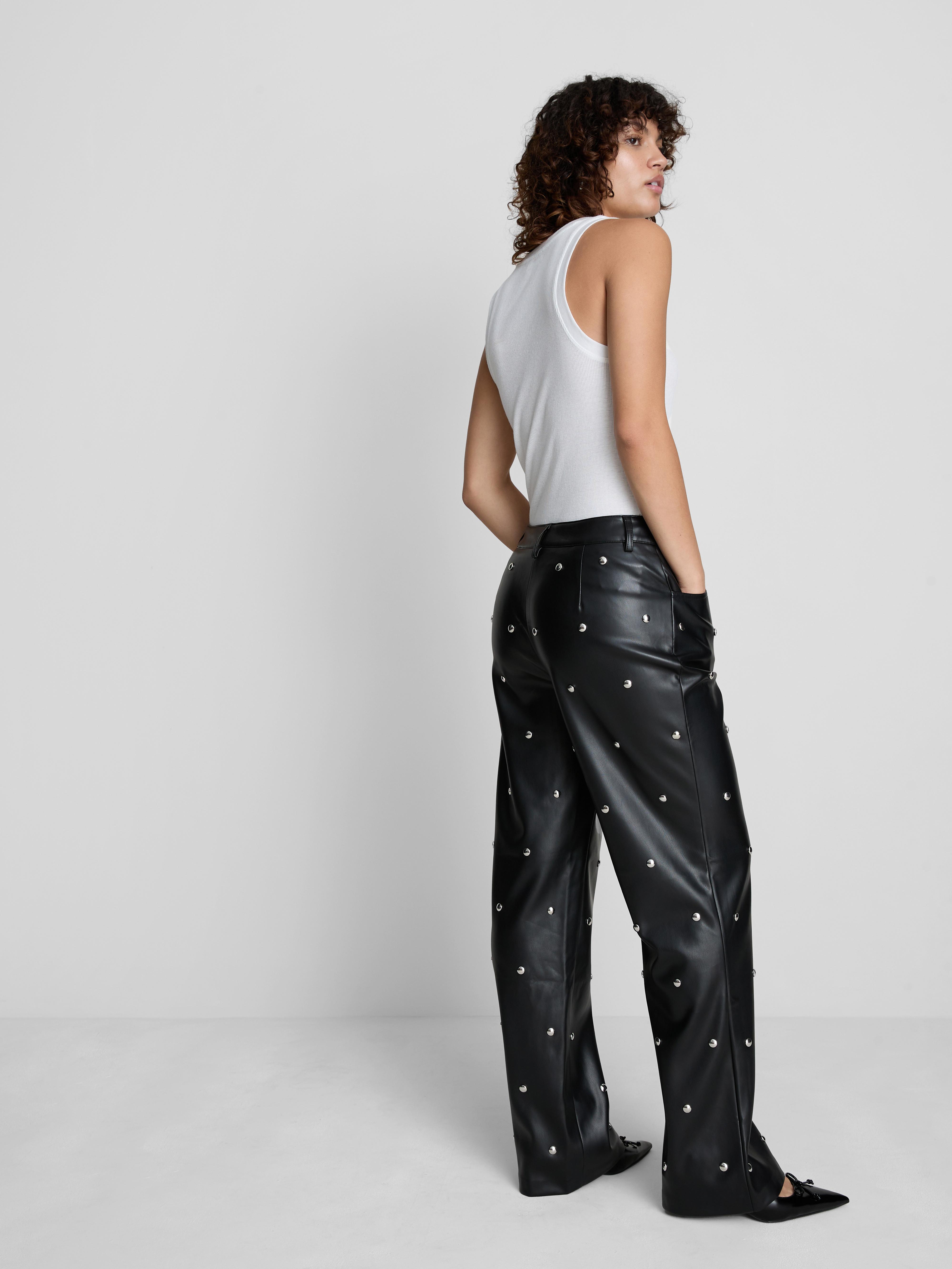 Nietenbesetzte Kunstlederhose