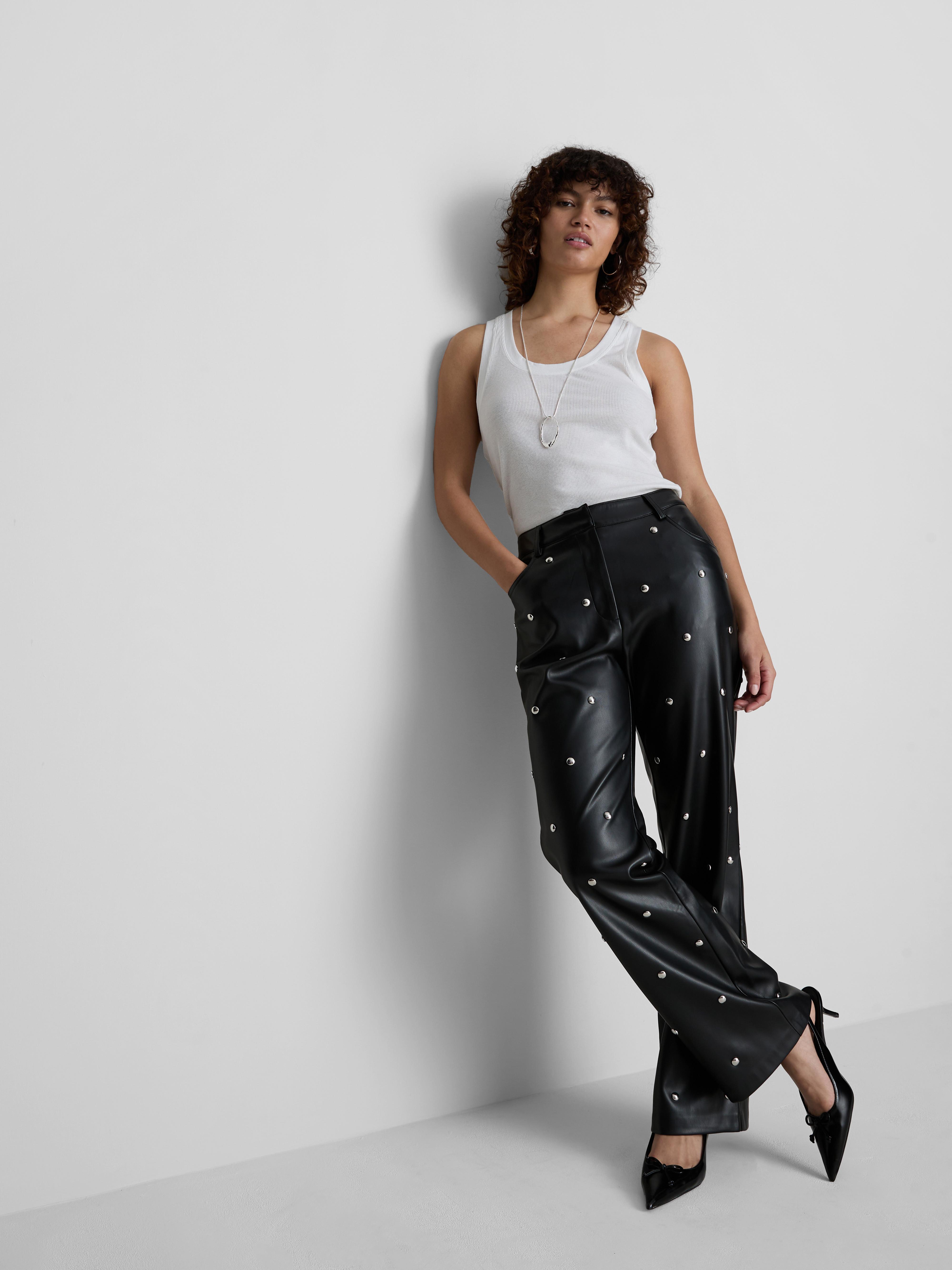 Nietenbesetzte Kunstlederhose