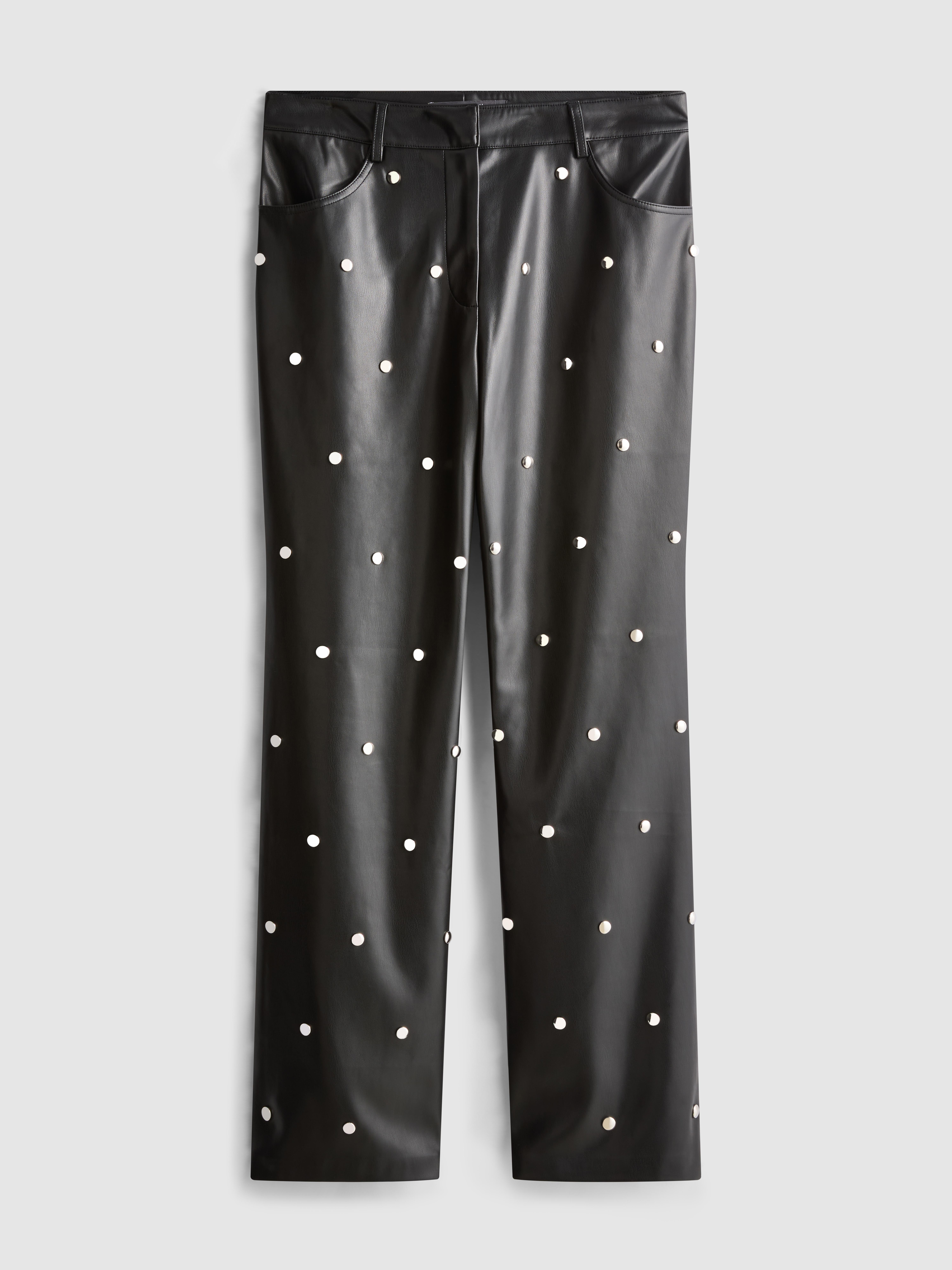 Nietenbesetzte Kunstlederhose