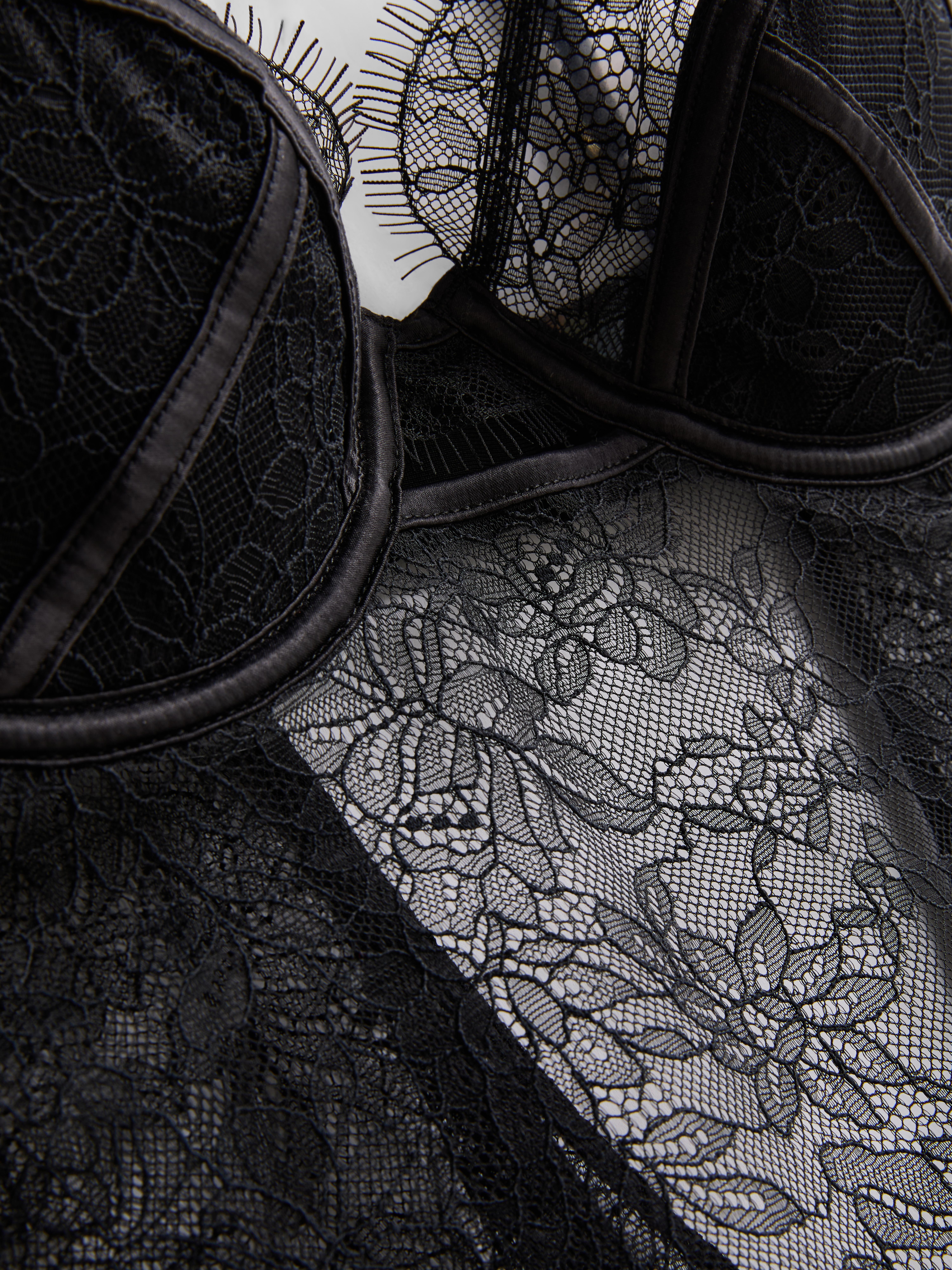 Rochie tip furou din dantelă cu sârme