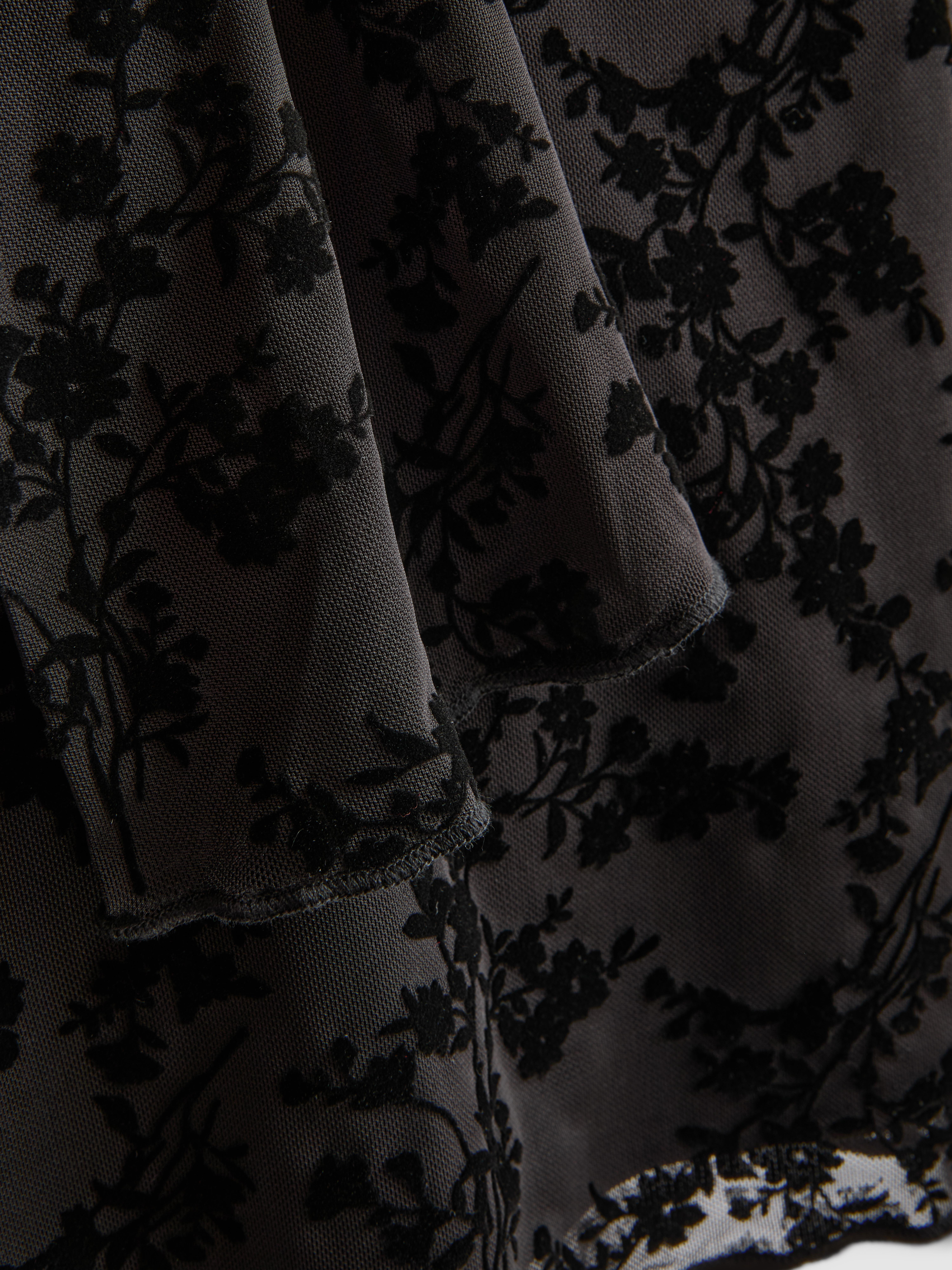 Top de manga larga en devoré floral