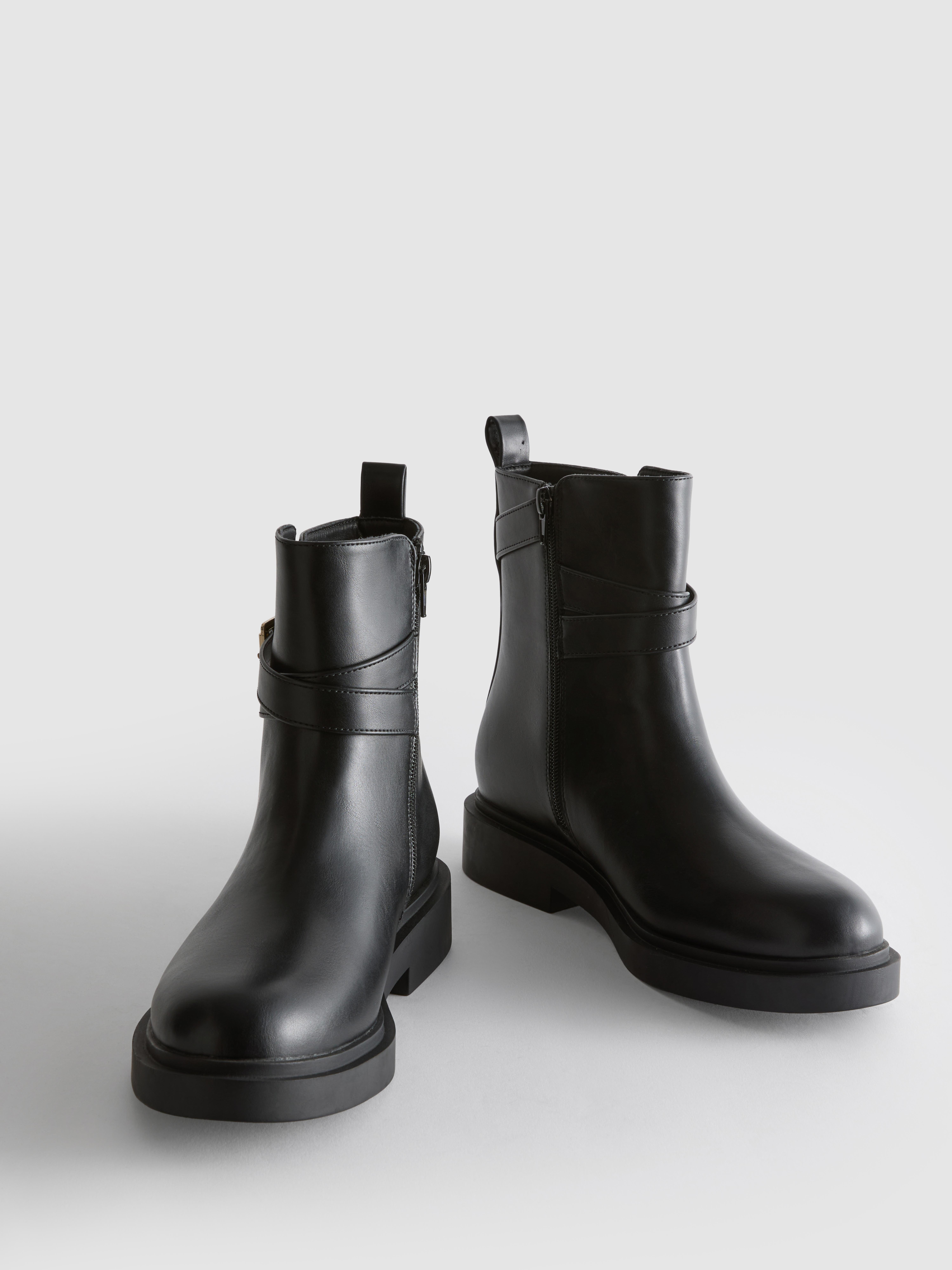 Široki gležnjarji s paščkom z zaponko