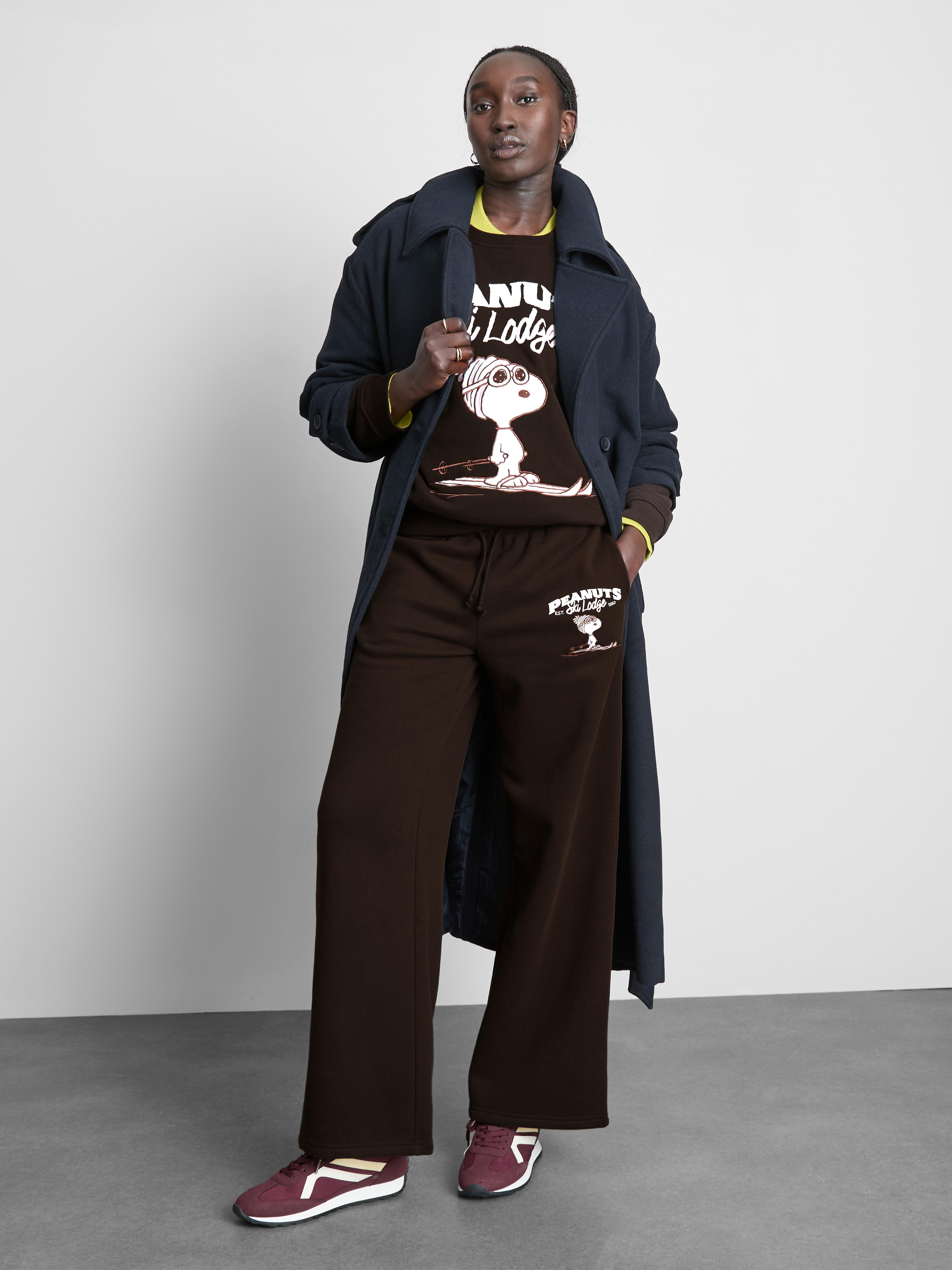 Women's Chocolate Peanuts Snoopy Graphic Sweatshirt