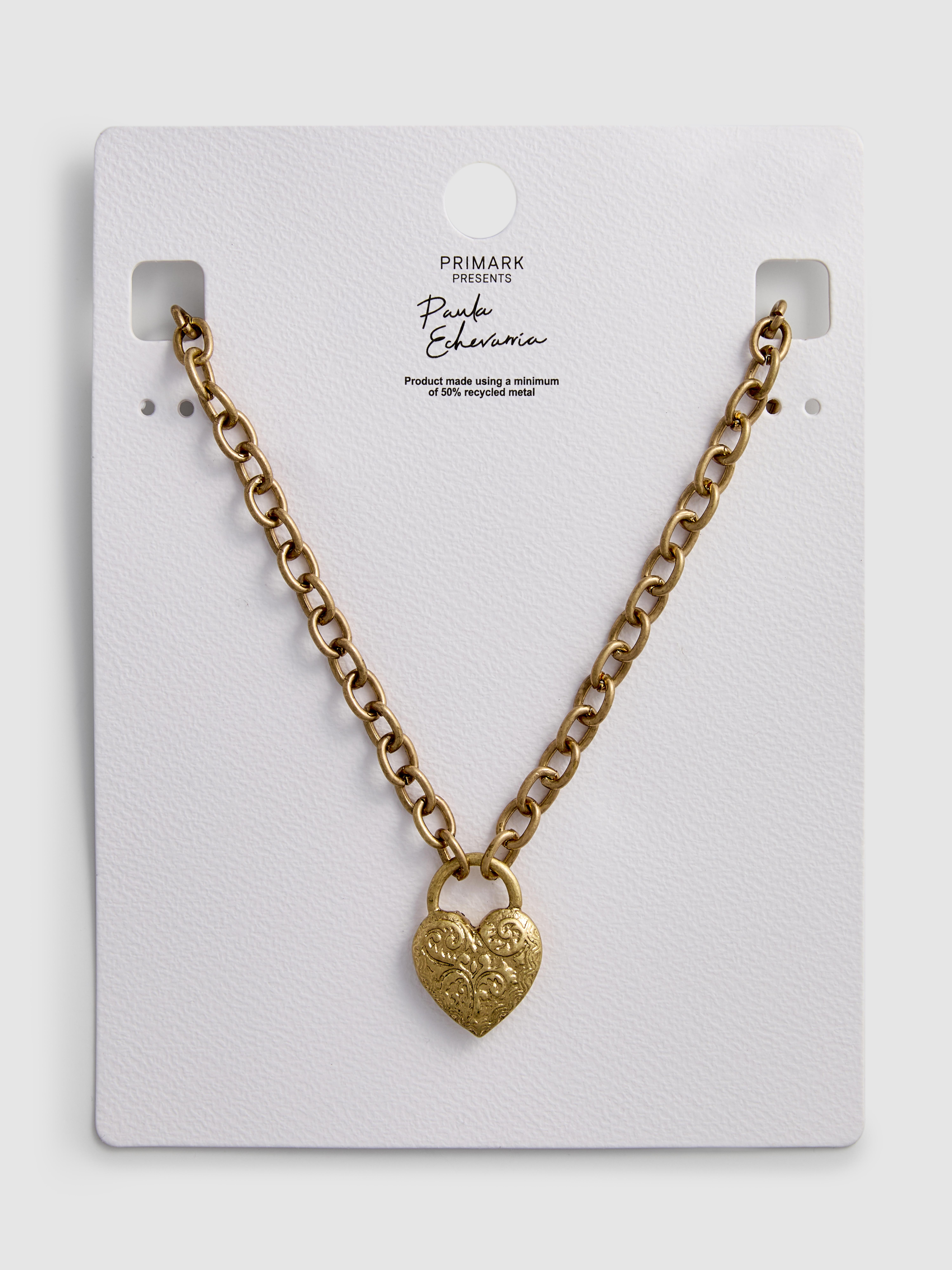 Collar con medallón de corazón de Paula Echevarría