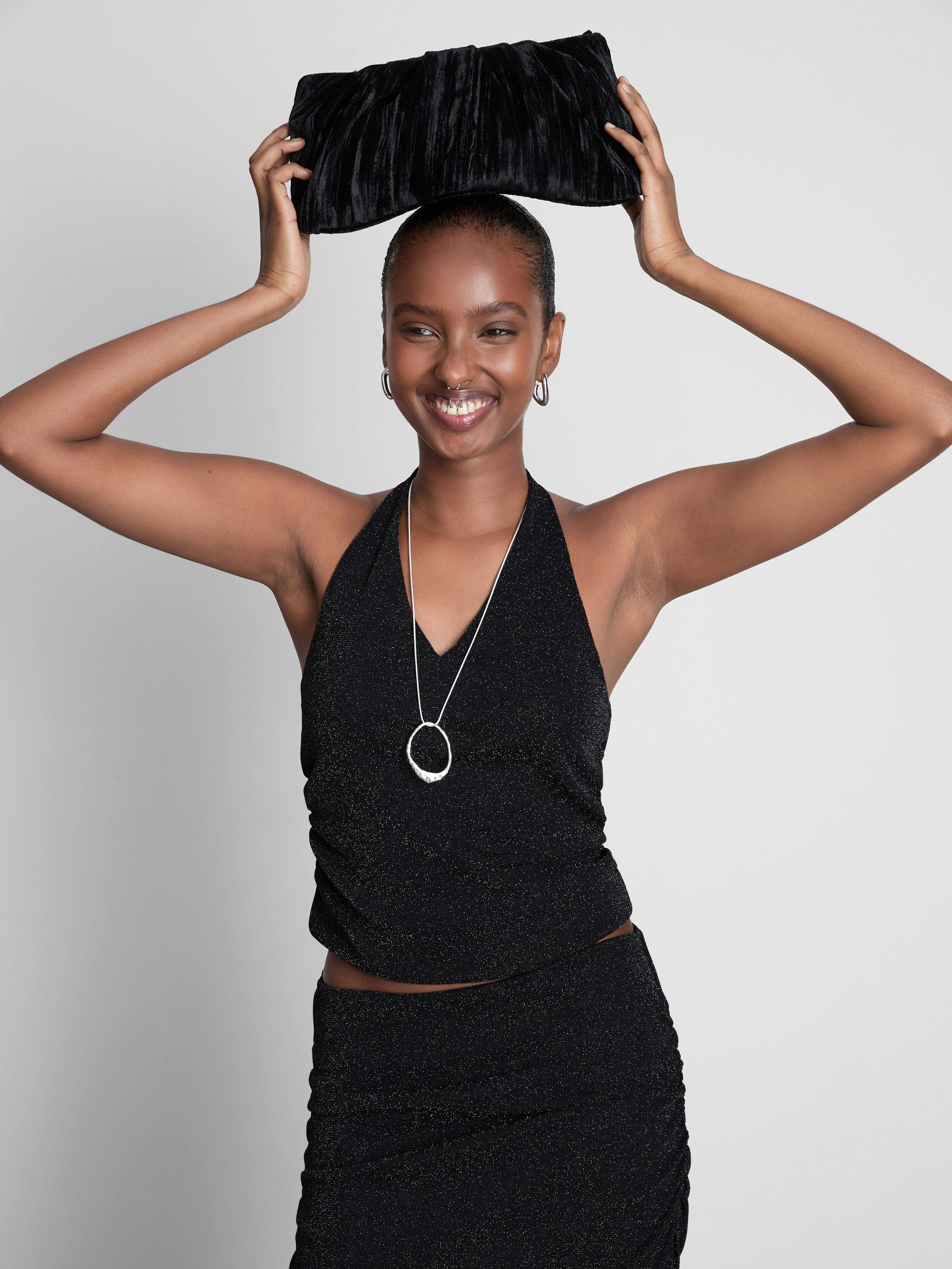 Csillogó, nyakba kötős felső