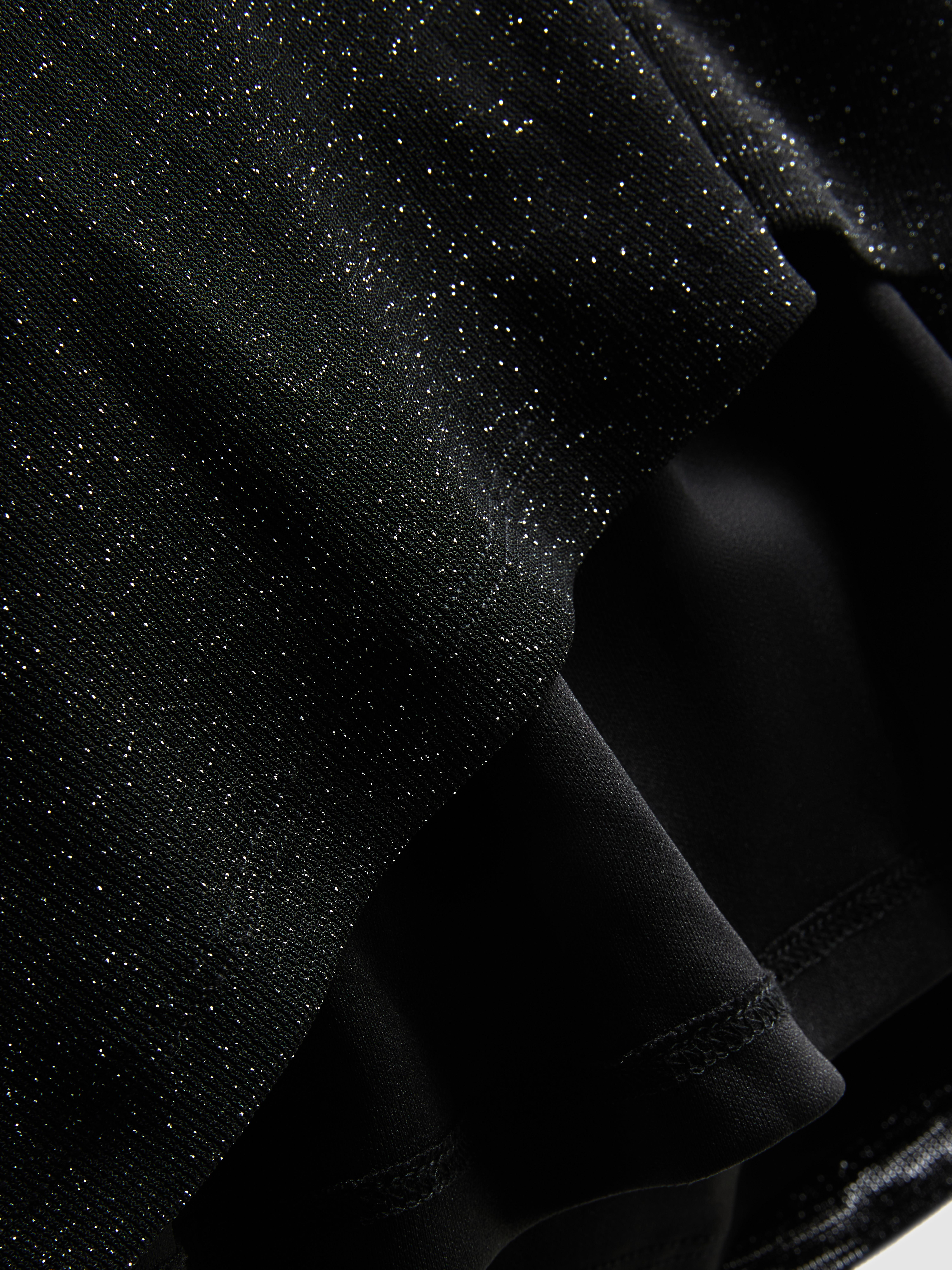 Csillogó, nyakba kötős felső