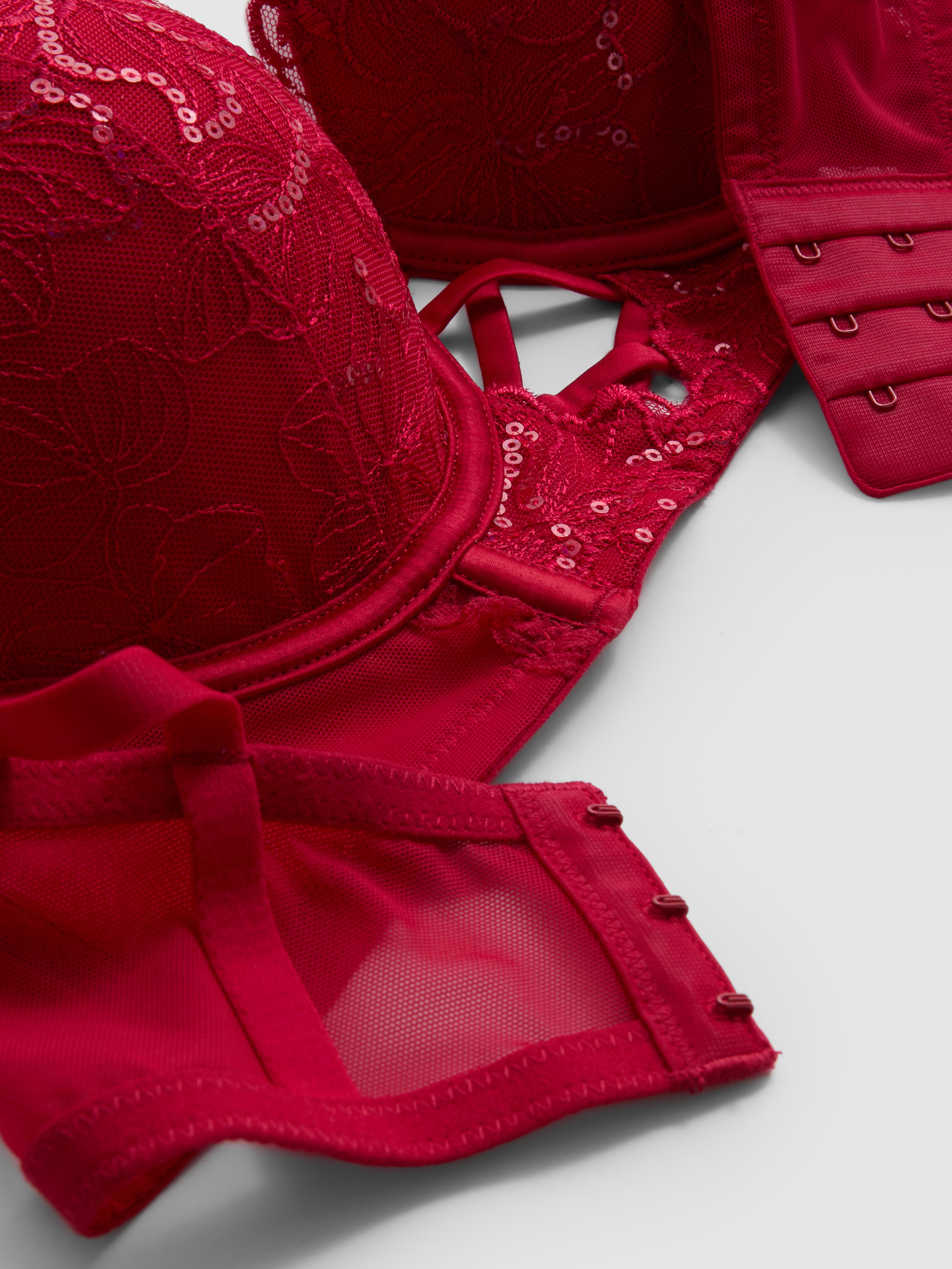 Zvětšující podprsenka vyššího střihu s flitry