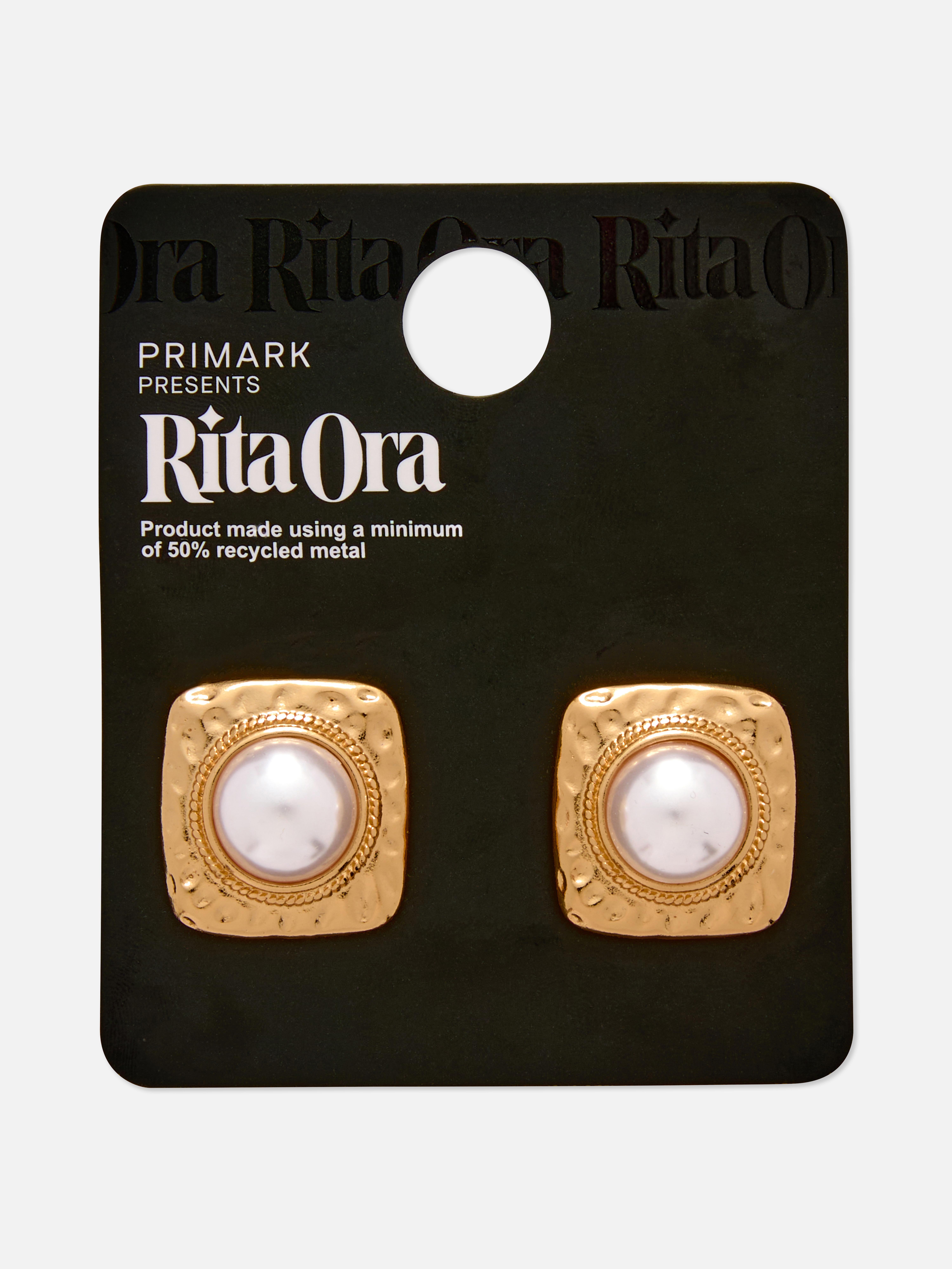 Brincos pequenos retangulares pérolas Rita Ora