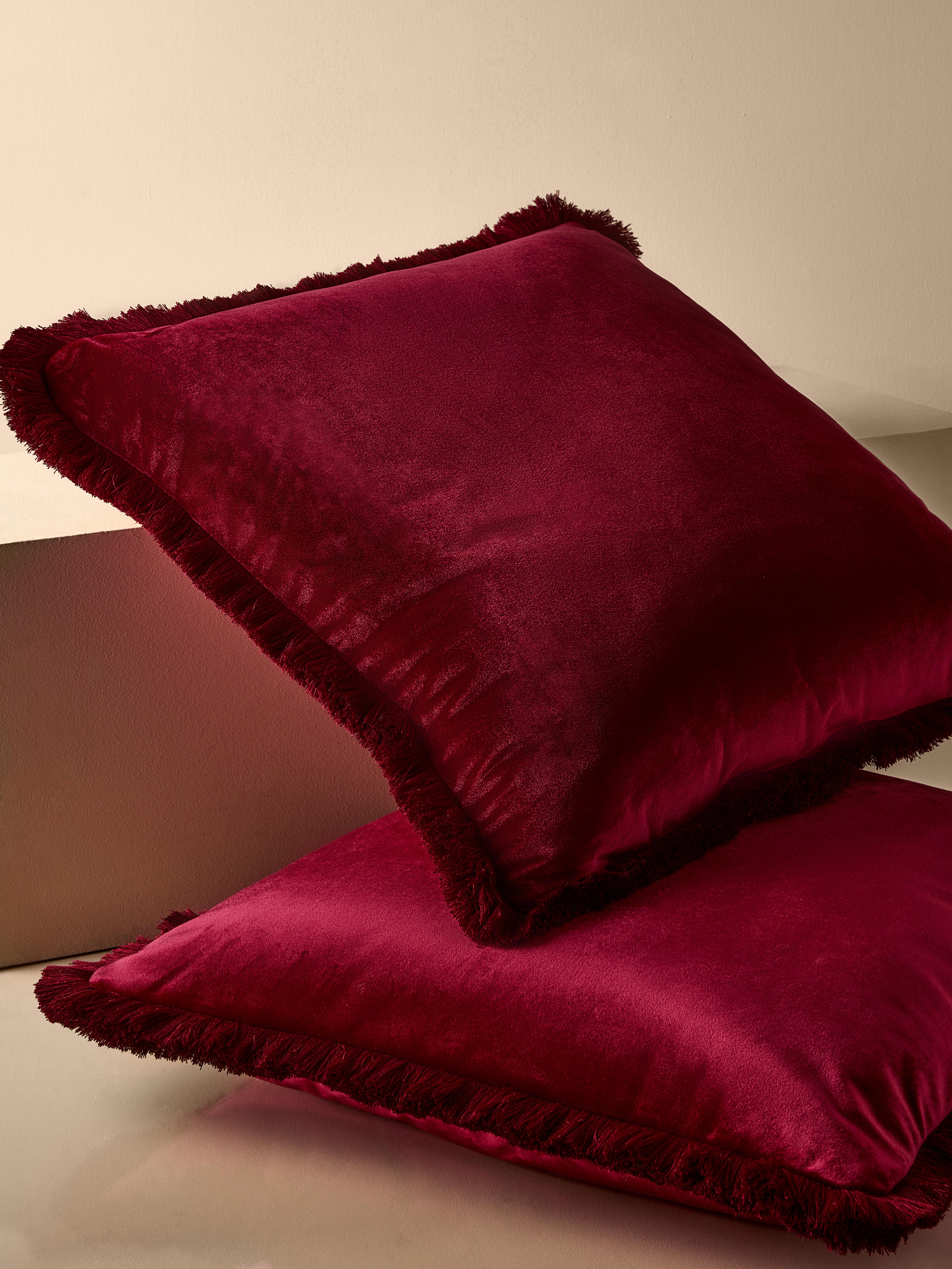Coussin carré en velours à franges The Edit