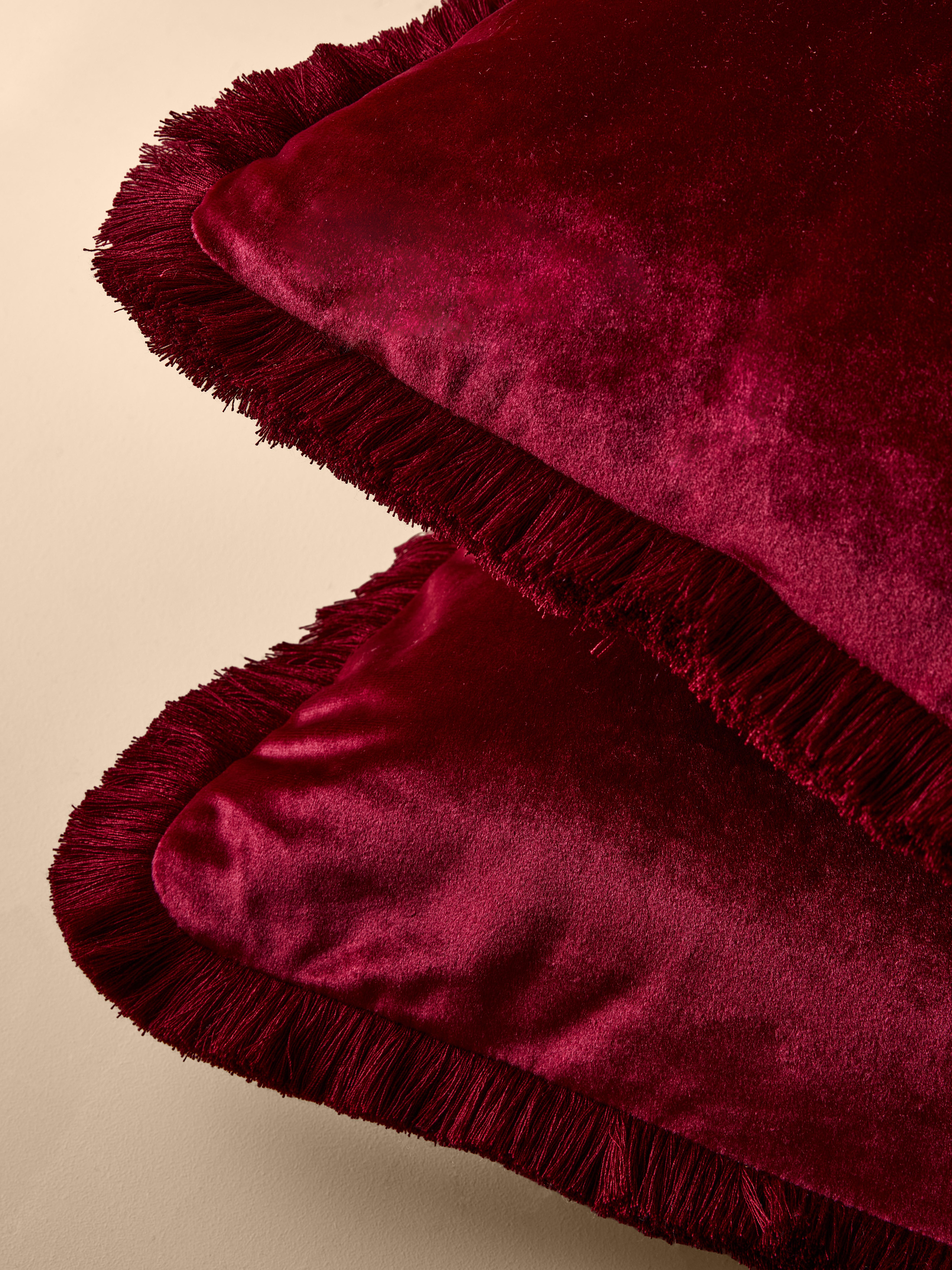 Coussin carré en velours à franges The Edit