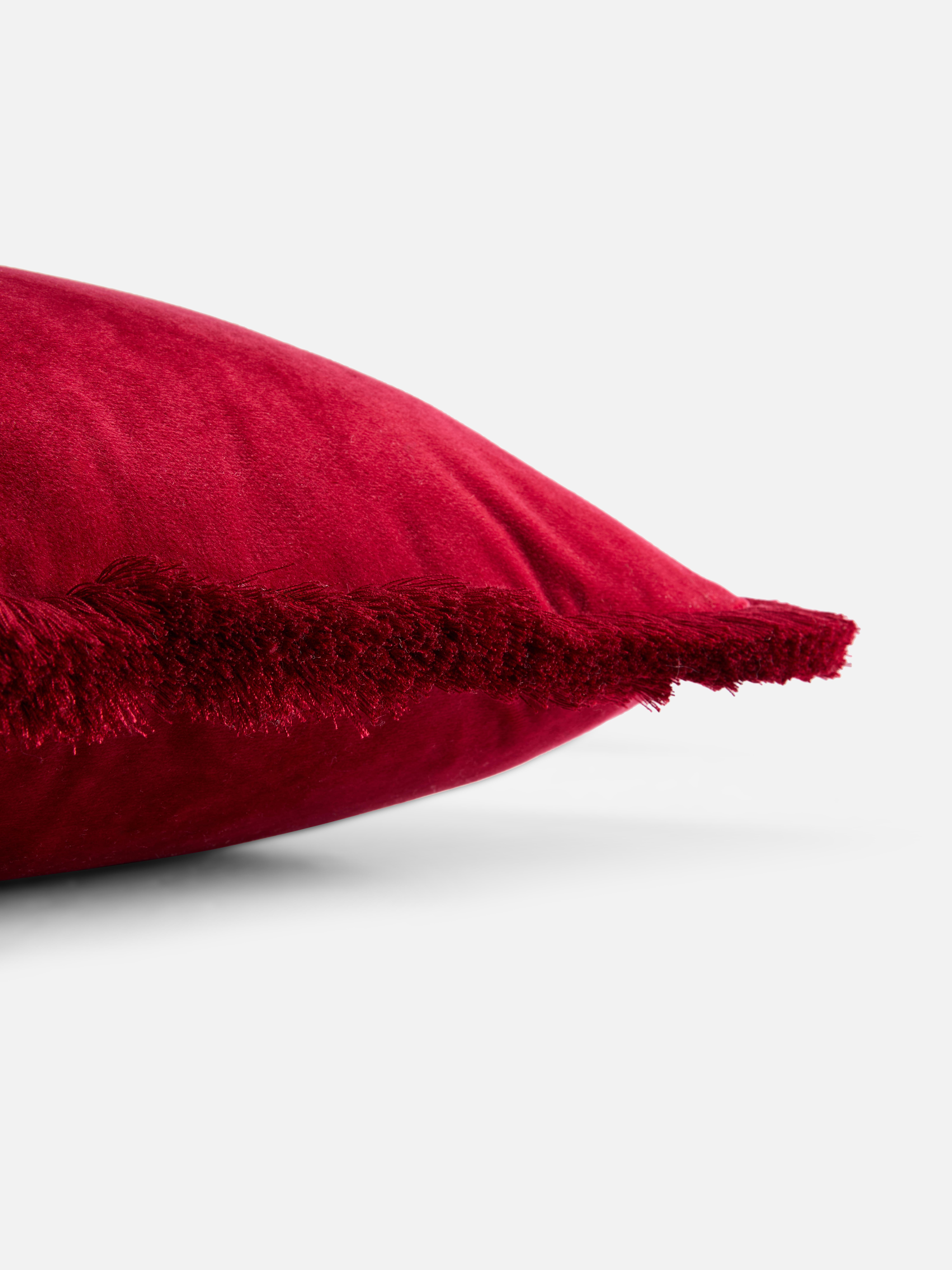 Coussin carré en velours à franges The Edit